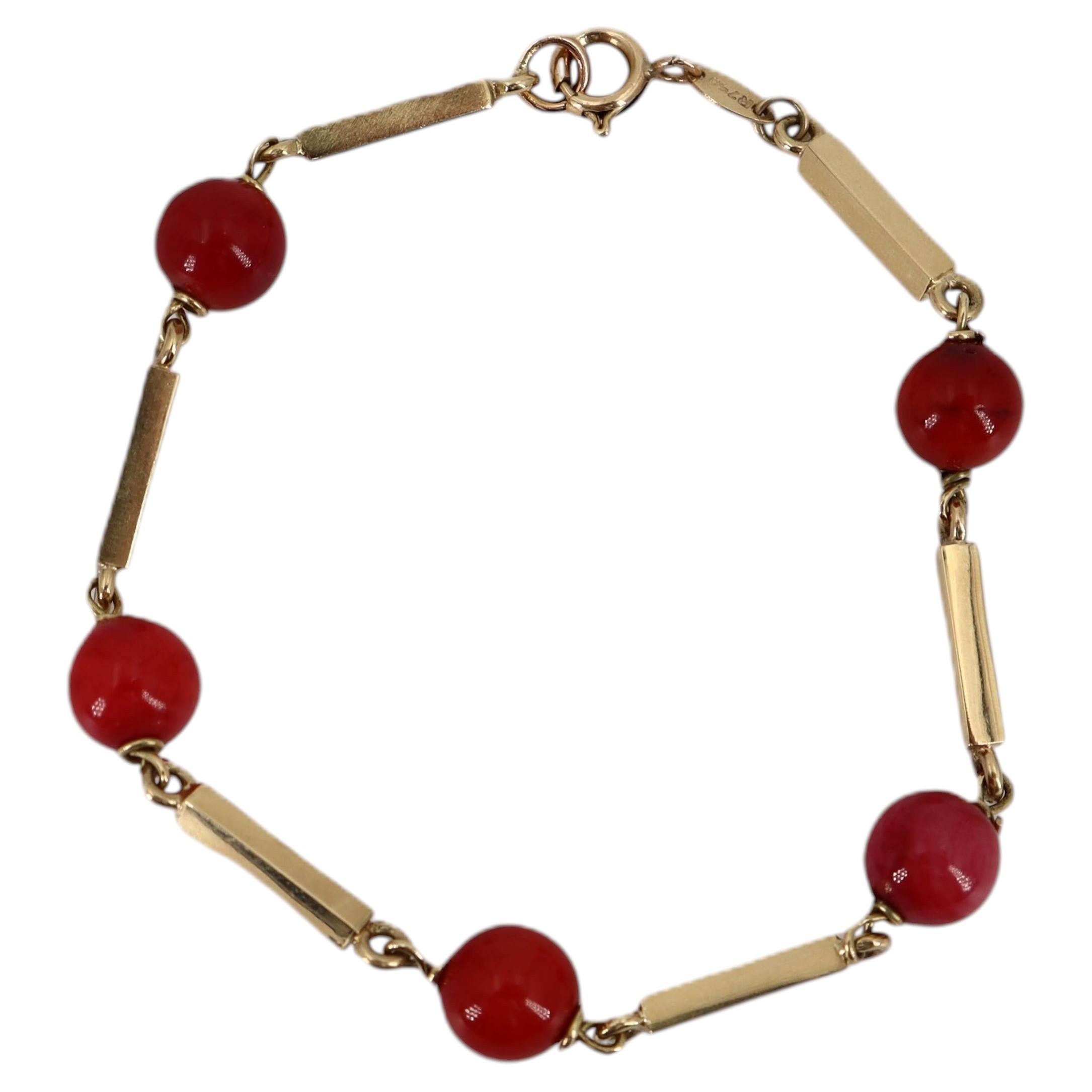 Armband aus 18-Karat-Gelbgold mit Korallen im Angebot