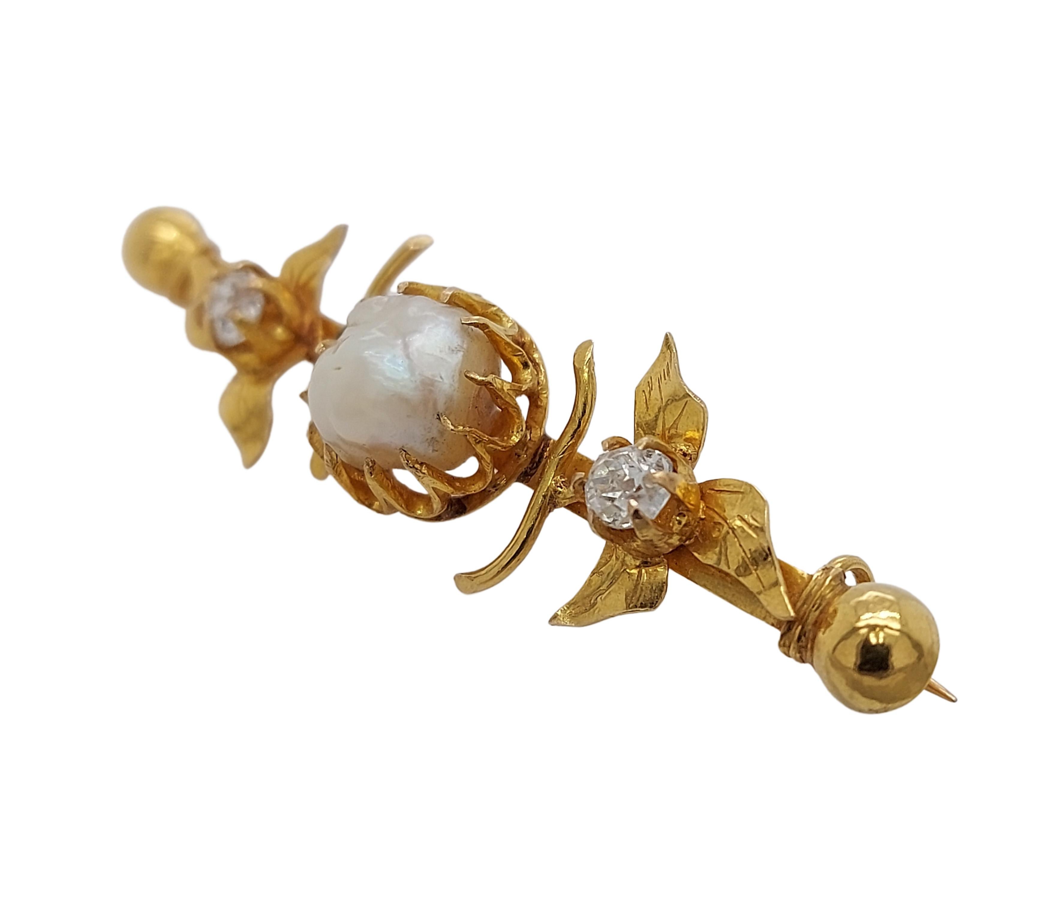 Round Cut 18kt Yellow Gold Brooch with 4.37 Ct Natural Salt Water Pearl & 0.46ct Diamonds For Sale