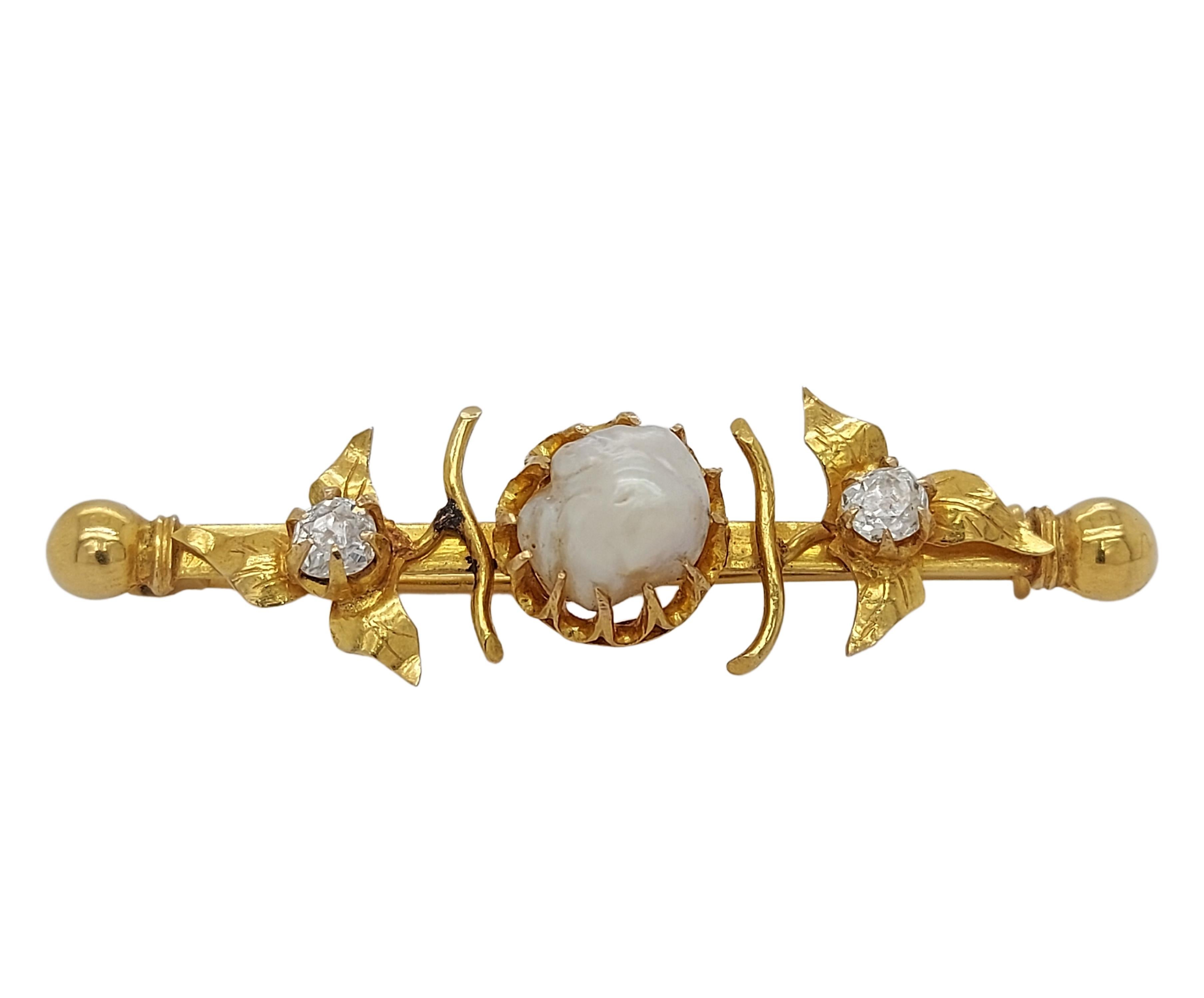Women's or Men's 18kt Yellow Gold Brooch with 4.37 Ct Natural Salt Water Pearl & 0.46ct Diamonds For Sale