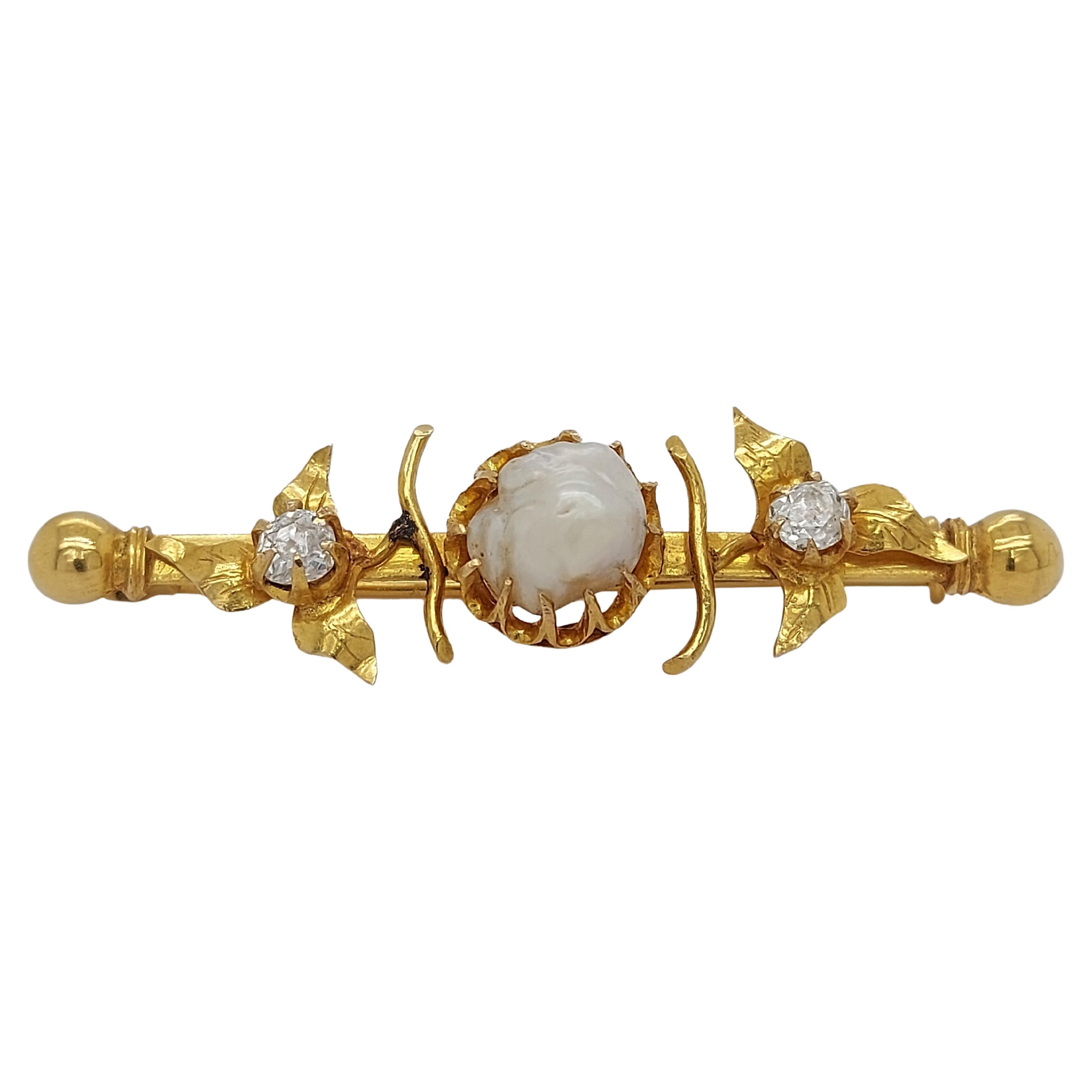 18kt Yellow Gold Brooch with 4.37 Ct Natural Salt Water Pearl & 0.46ct Diamonds For Sale