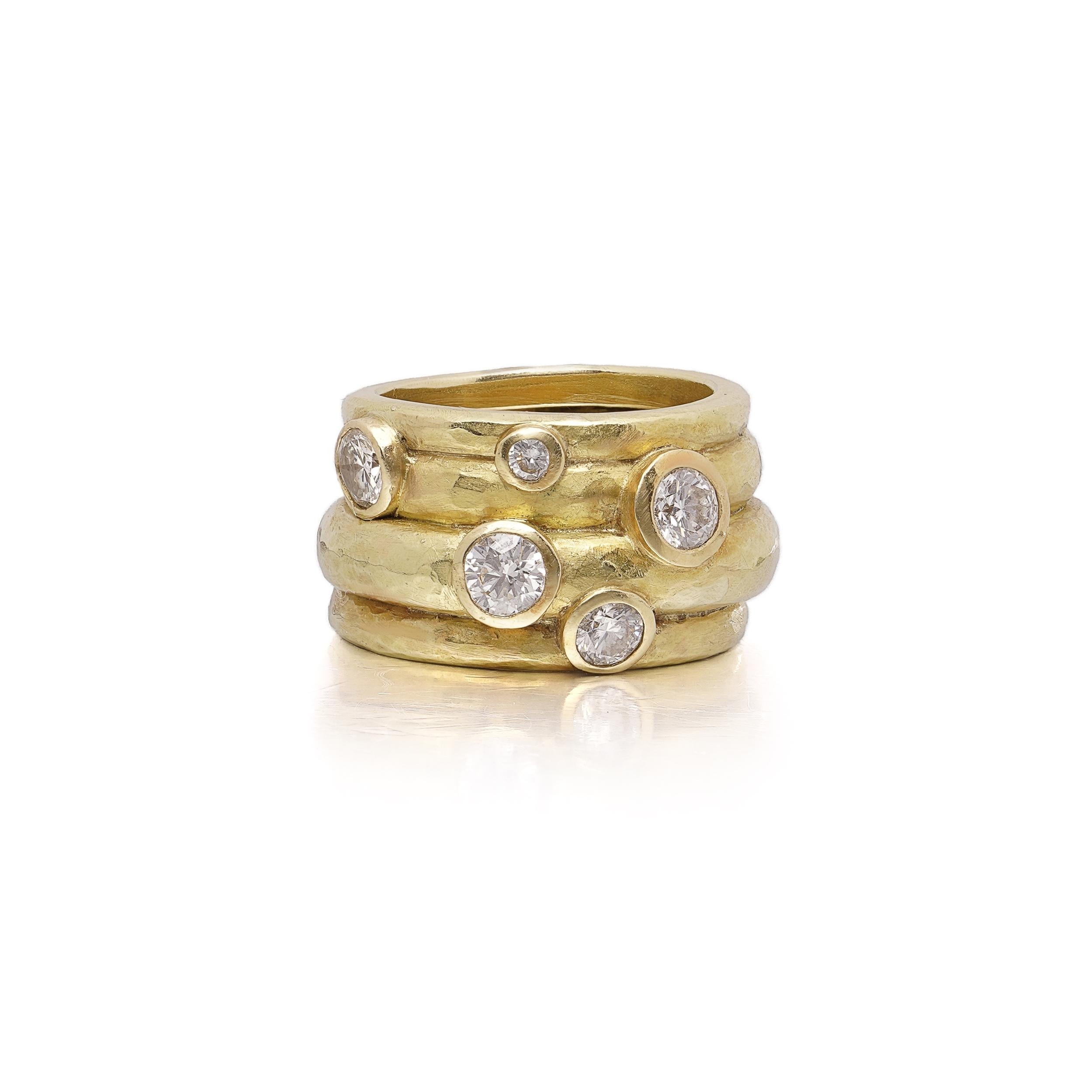 Un anello a fascia con diamante audace e contemporaneo, realizzato in oro giallo 18 carati e caratterizzato da un design scultoreo a bolla con otto diamanti rotondi taglio brillante. I diamanti sono finemente abbinati, con un peso totale di circa