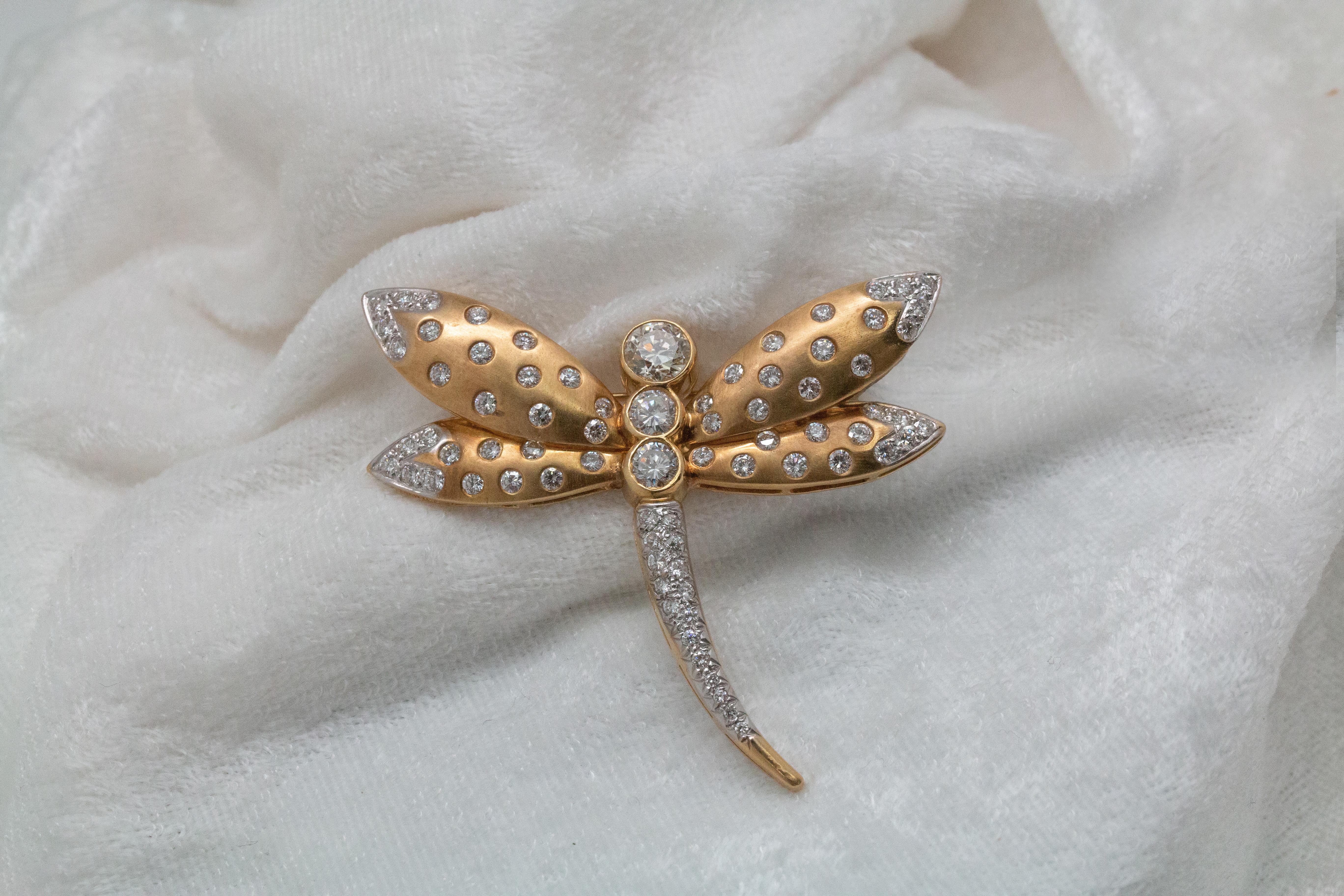 Round Cut 18kt Yellow Gold Butterfly Brooch with Round Diamond For Sale