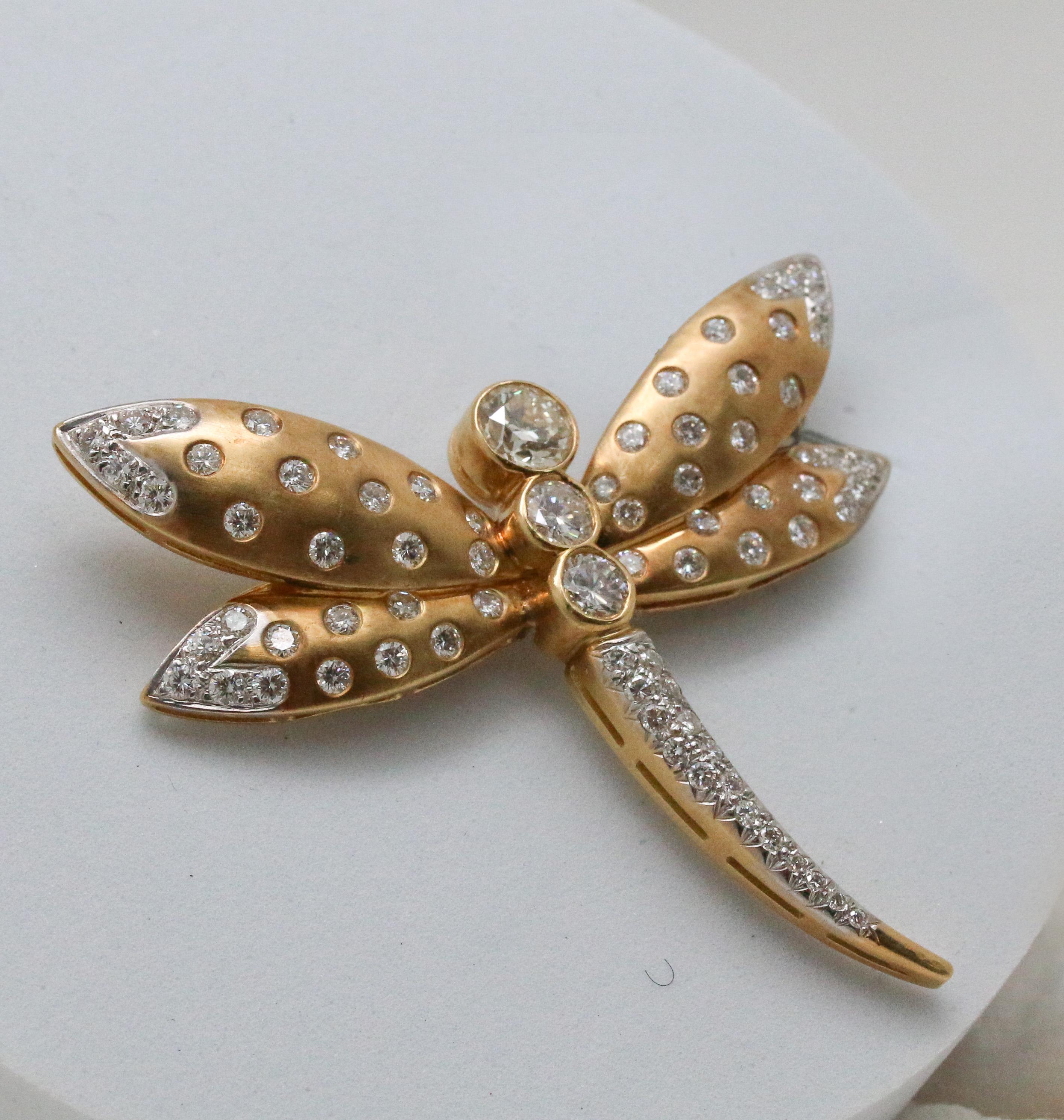18kt Yellow Gold Butterfly Brooch with Round Diamond In Excellent Condition For Sale In Los Angeles, CA