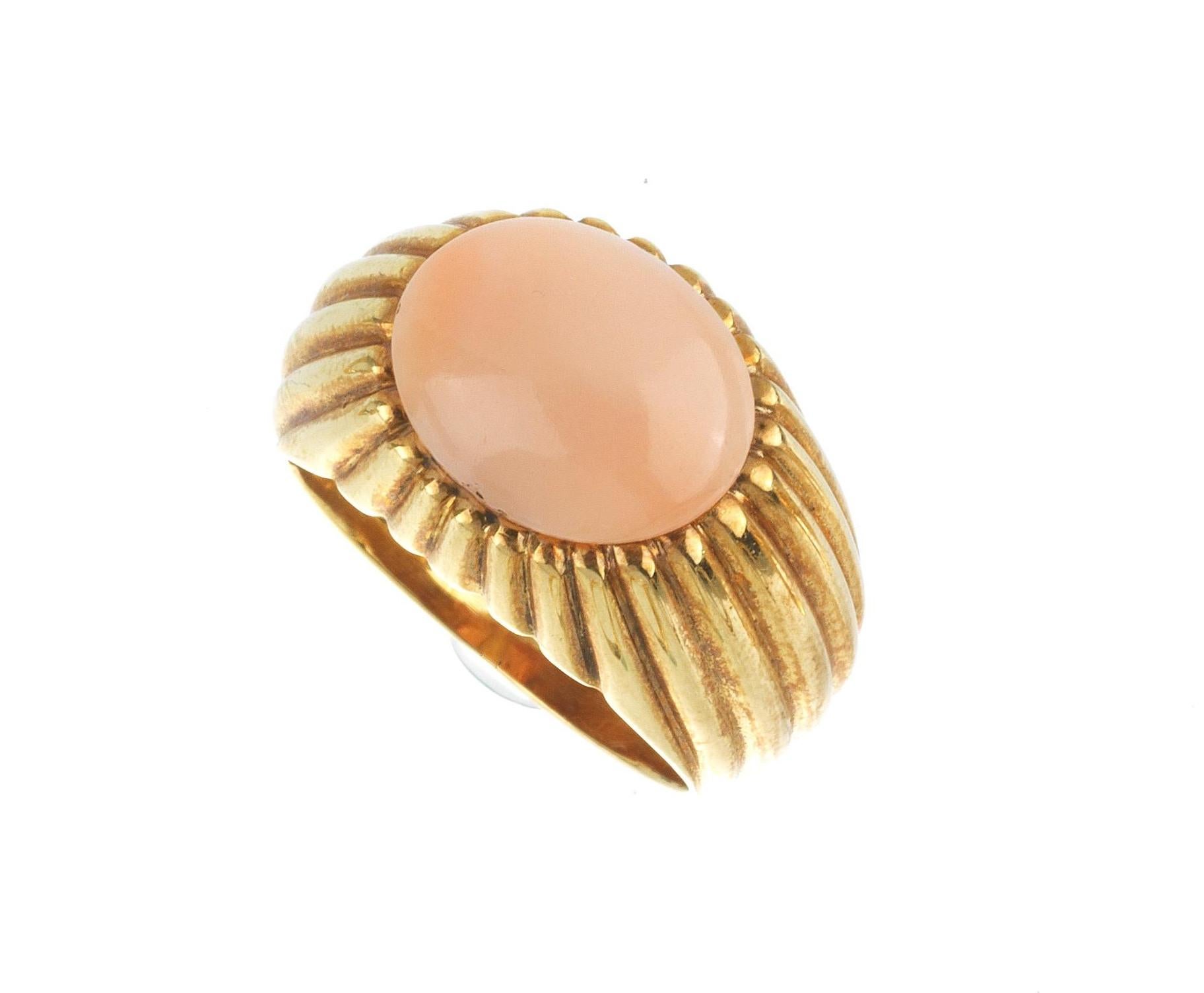 The oval cabochon corallium rubrum approximately 13mm x 11mm mounted in gold.
Weight : 9,5gr
Size : 7