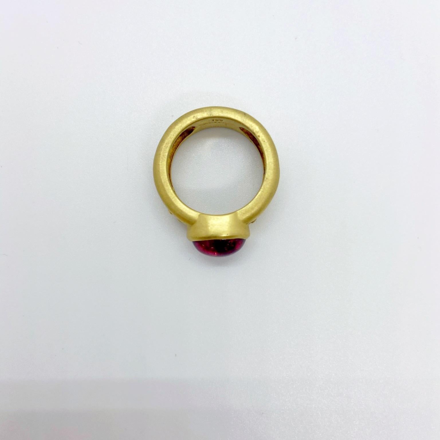 18 Karat Yellow Gold Cabochon Pink Tourmaline Ring In New Condition For Sale In New York, NY