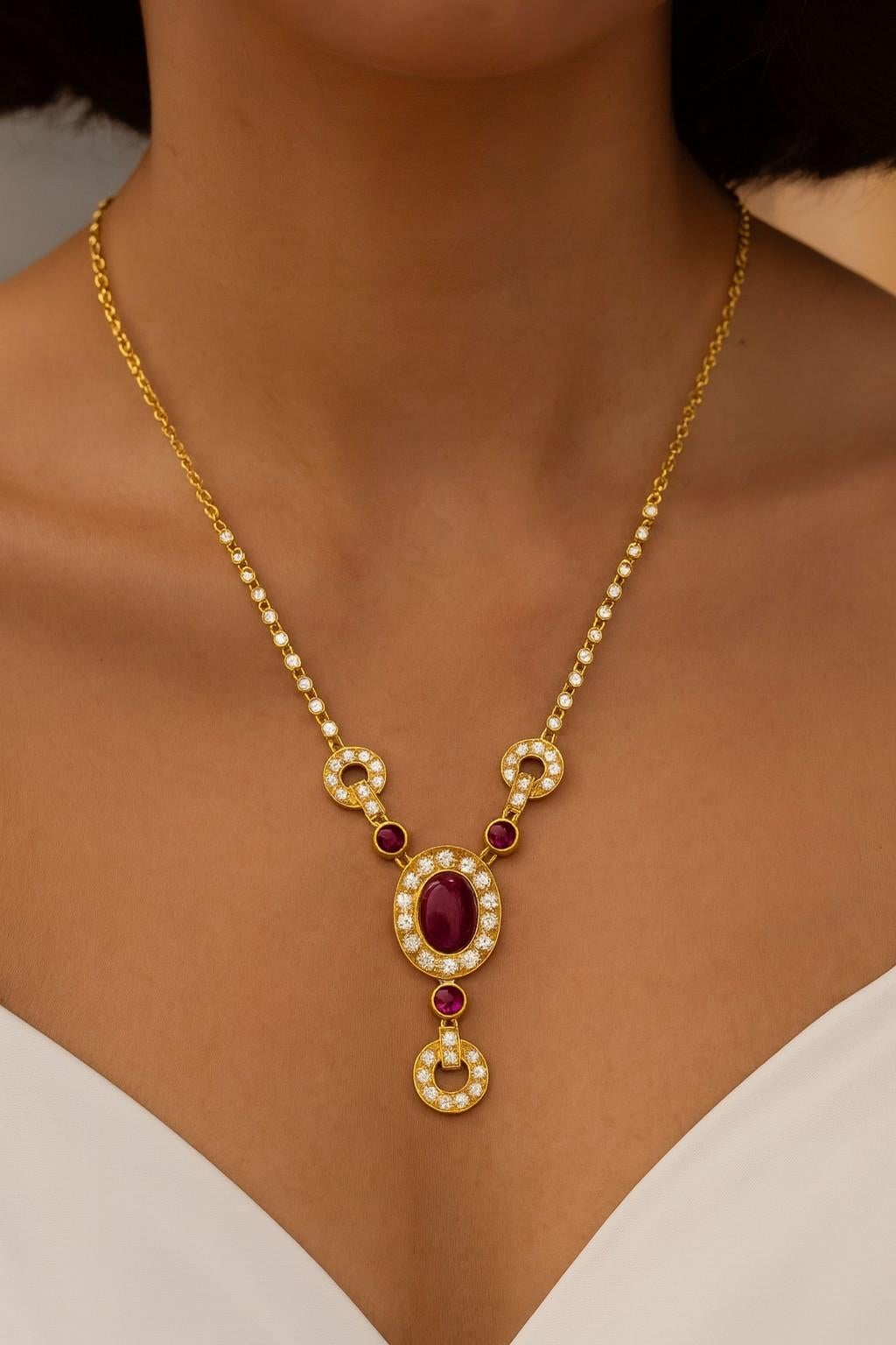 18kt Gelbgold Cabochon Rubin & Diamant Halskette - 8,90 Karat Gesamtgewicht (Ovalschliff) im Angebot