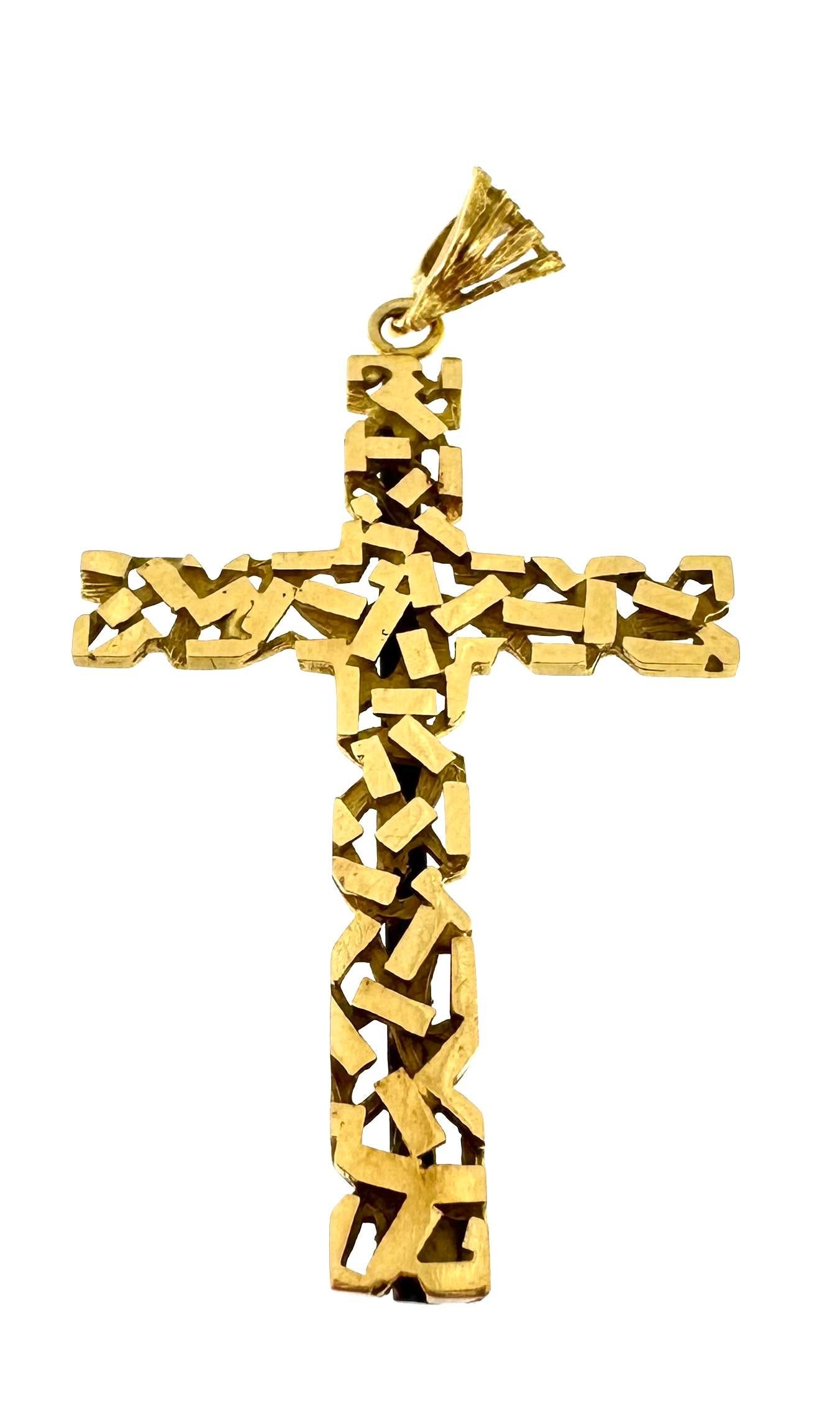 Contemporain Croix en or jaune 18 carats avec chaîne en vente