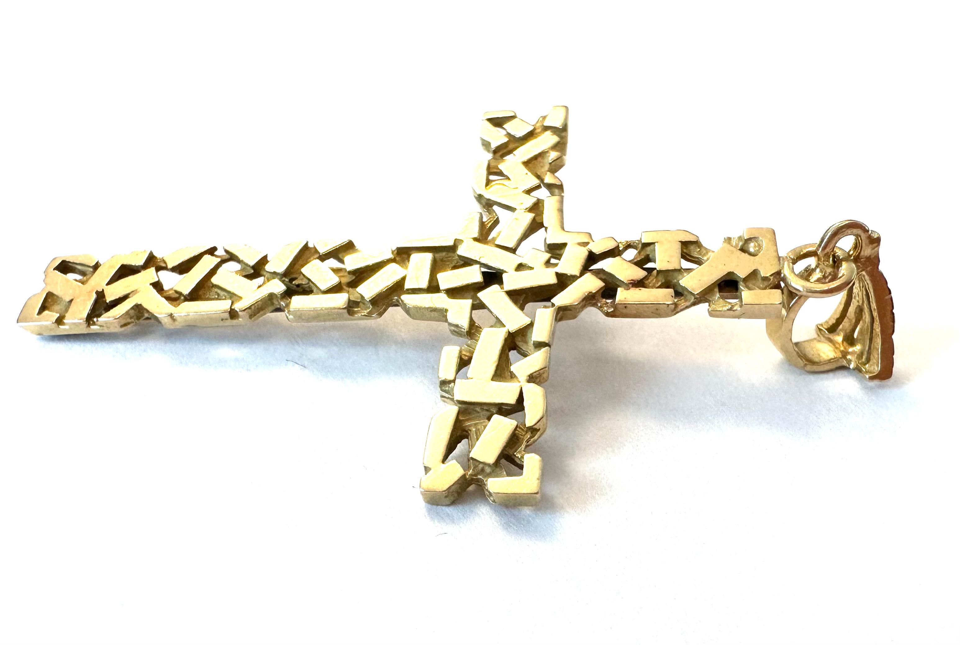 Croix en or jaune 18 carats avec chaîne Excellent état - En vente à Esch sur Alzette, Esch-sur-Alzette