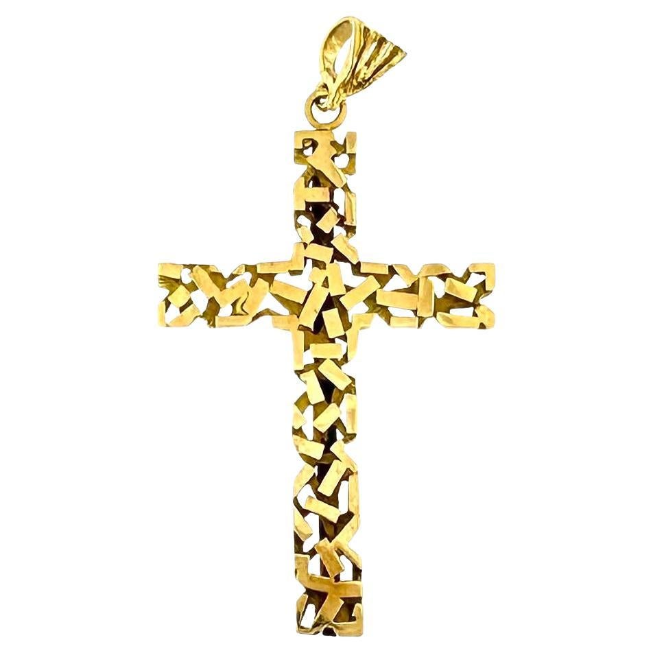 Croix en or jaune 18 carats avec chaîne en vente