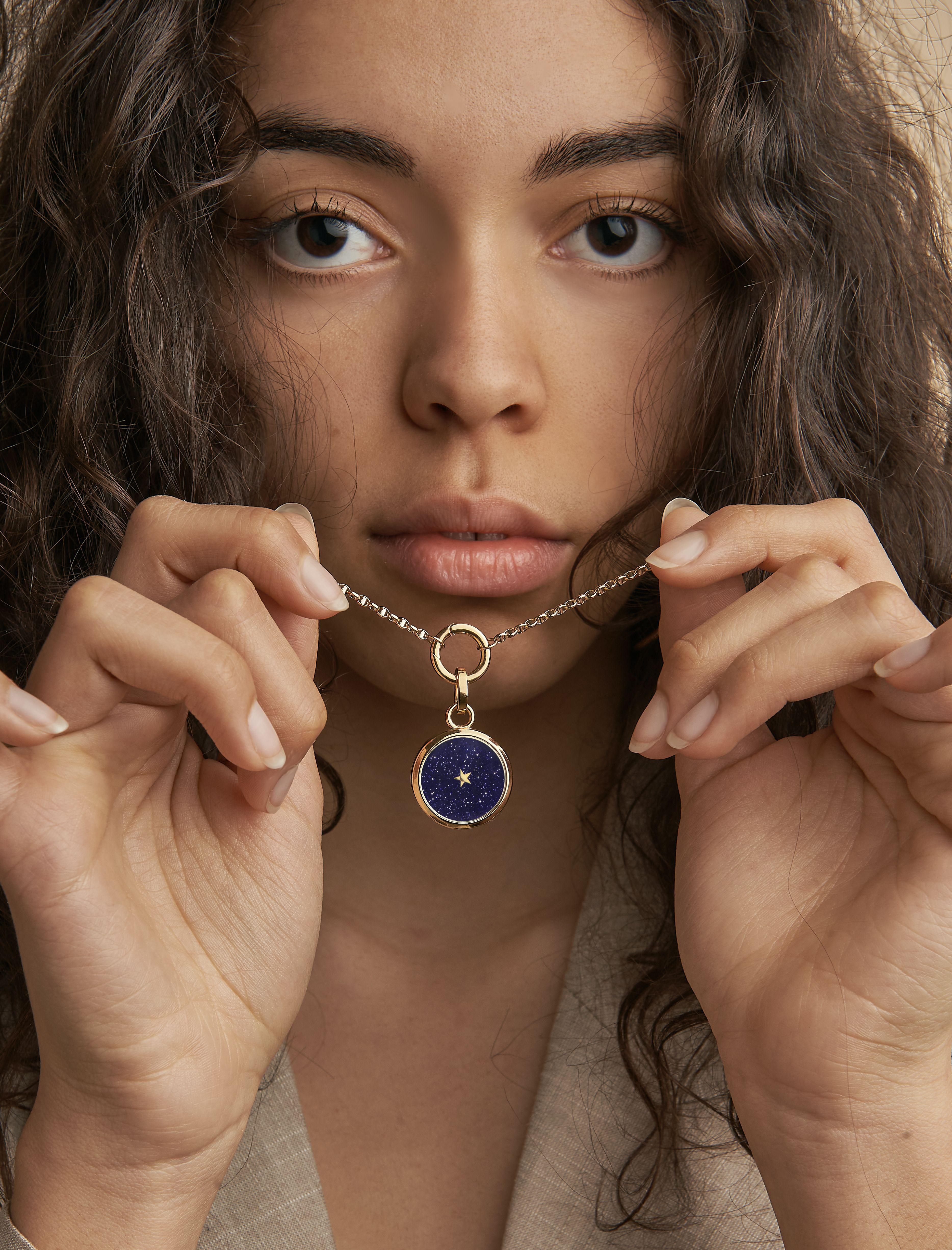 A celestial 18kt yellow gold pendant featuring two 18kt yellow gold openable clasps. The Carpe Diem pendant is equipped with a clock movement that brings life to a little golden star that, turning every second, reminds the preciousness of time and