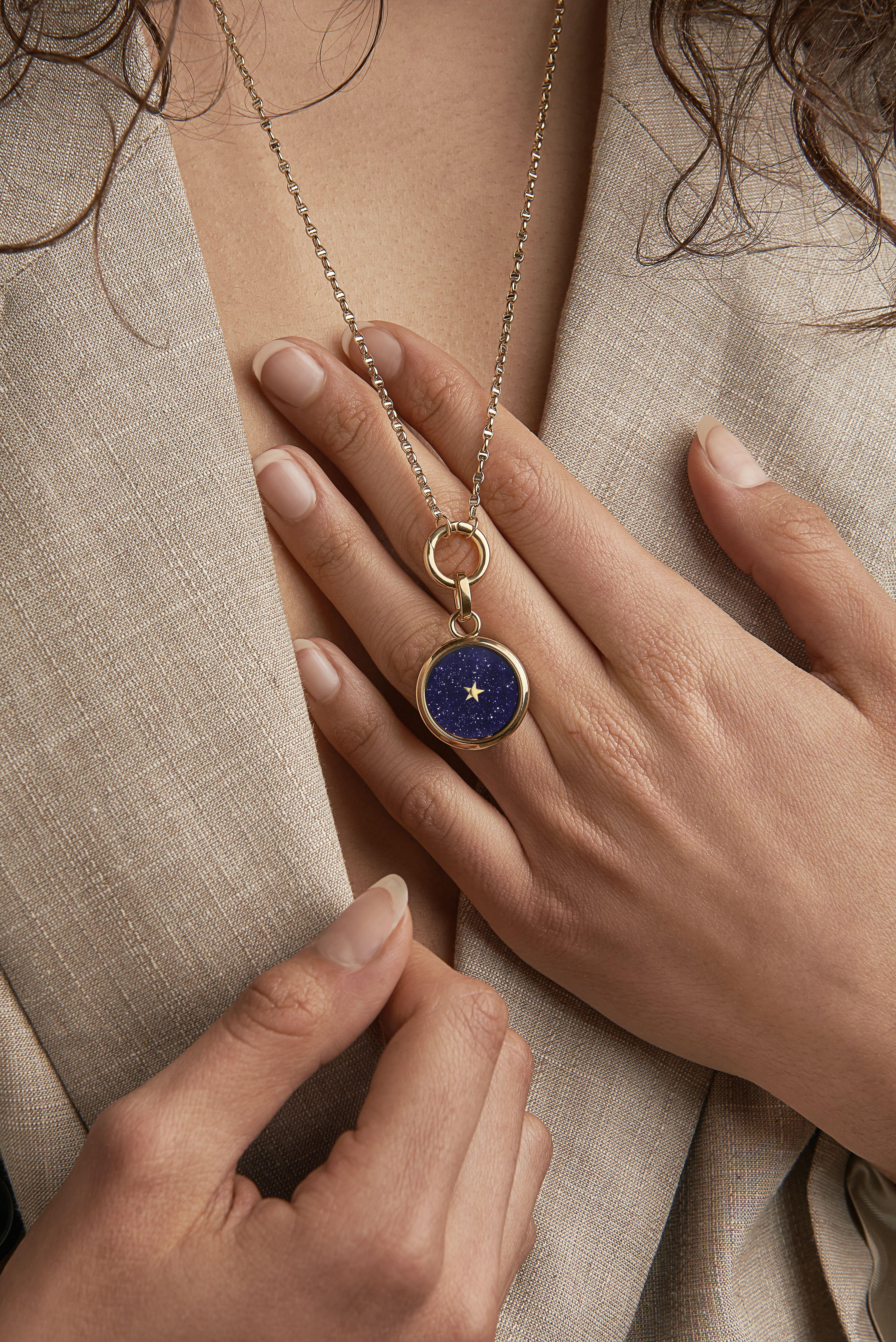 Round Cut 18kt Yellow Gold Charm Pendant and Openable Clasps - Blue Aventurine Glass  Disc For Sale