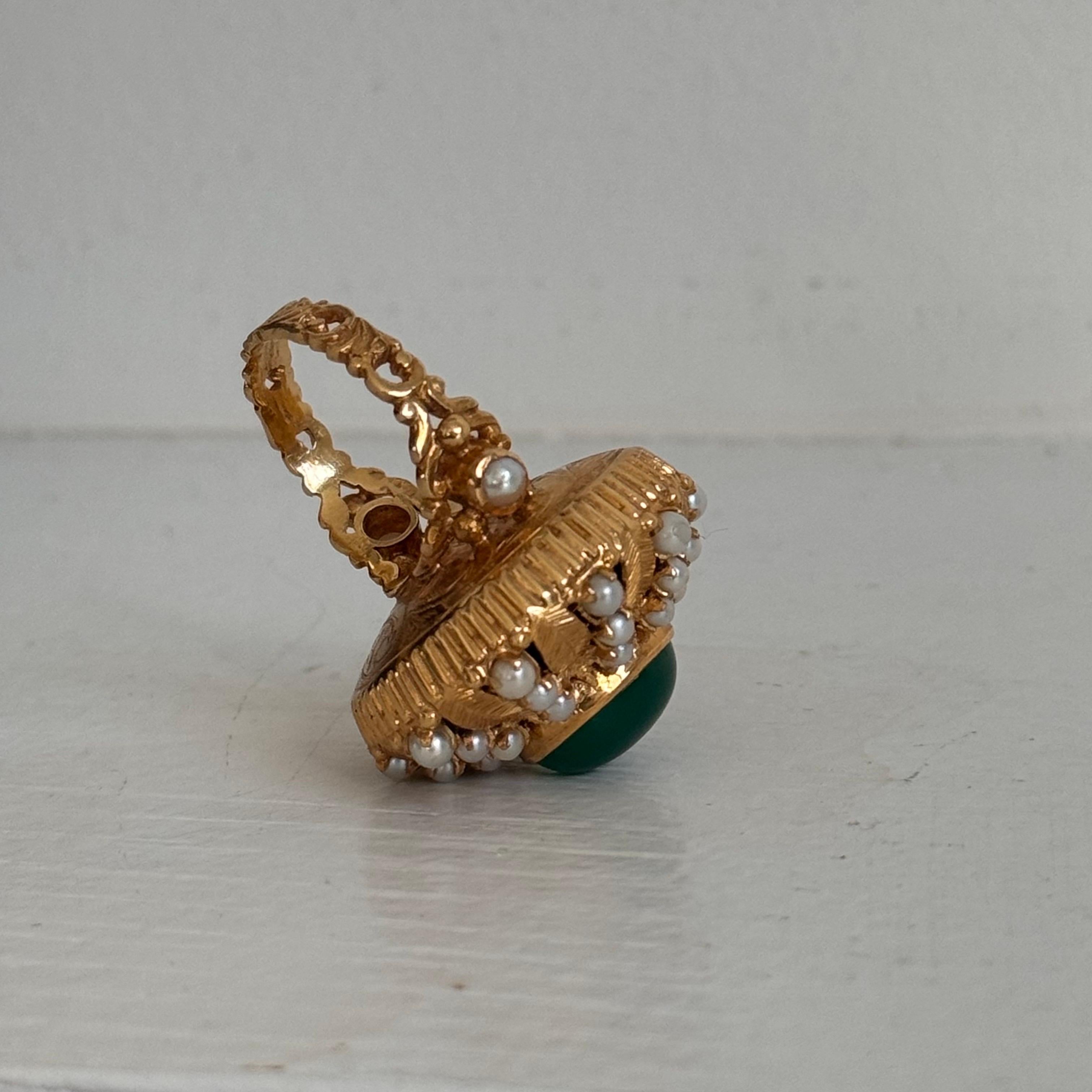 Bague en or jaune 18kt à motif de chrysoprase, de perles et de feuilles en vente 4