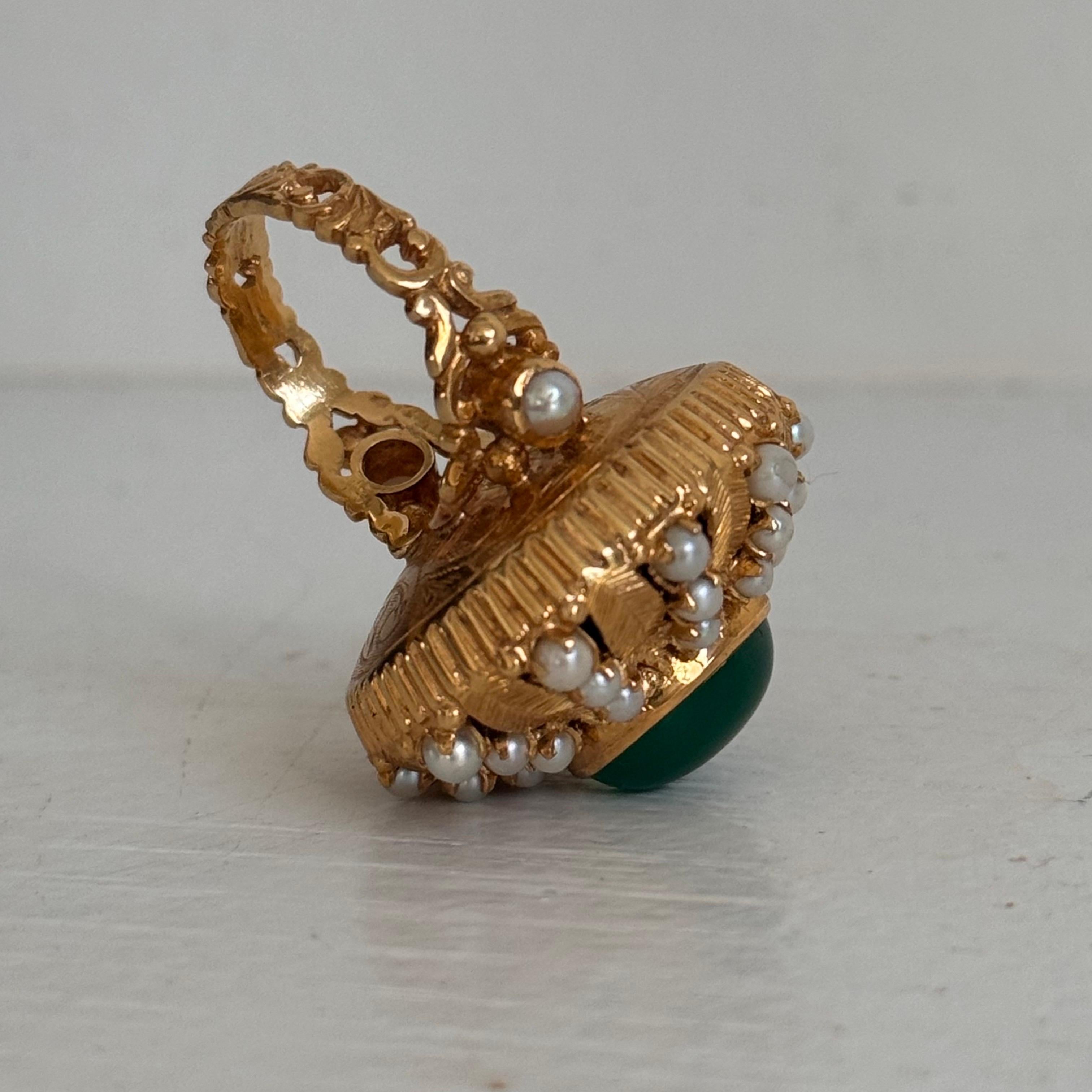 Bague en or jaune 18kt à motif de chrysoprase, de perles et de feuilles en vente 5
