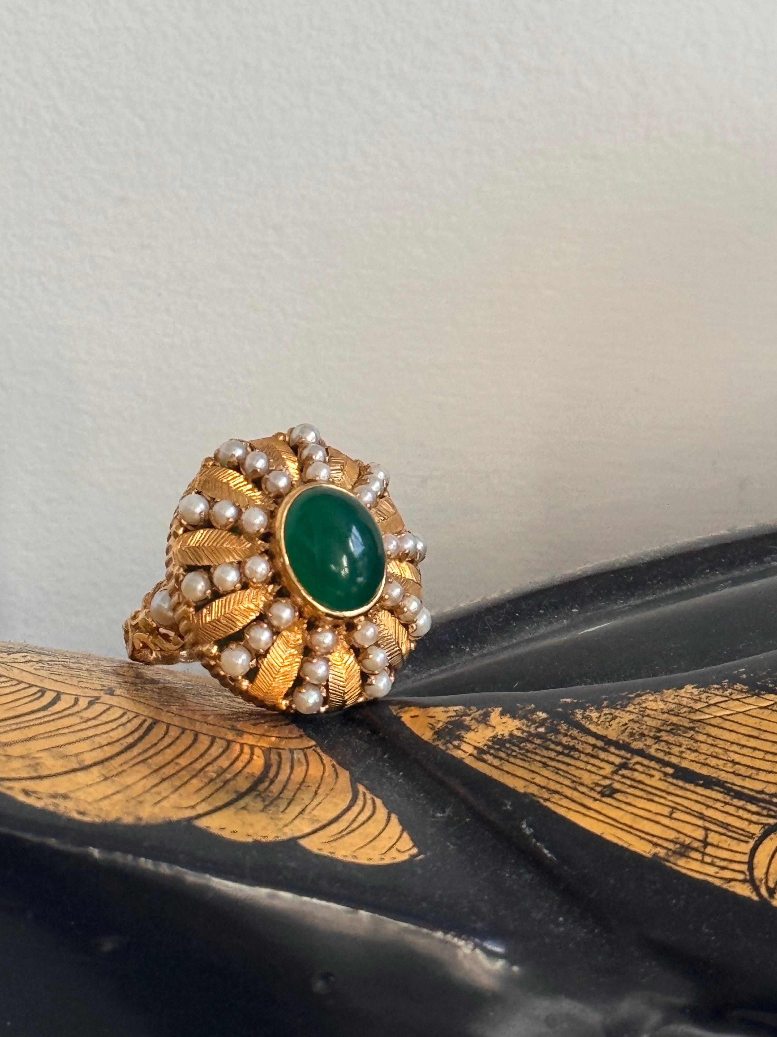 Bague en or jaune 18kt à motif de chrysoprase, de perles et de feuilles en vente 6