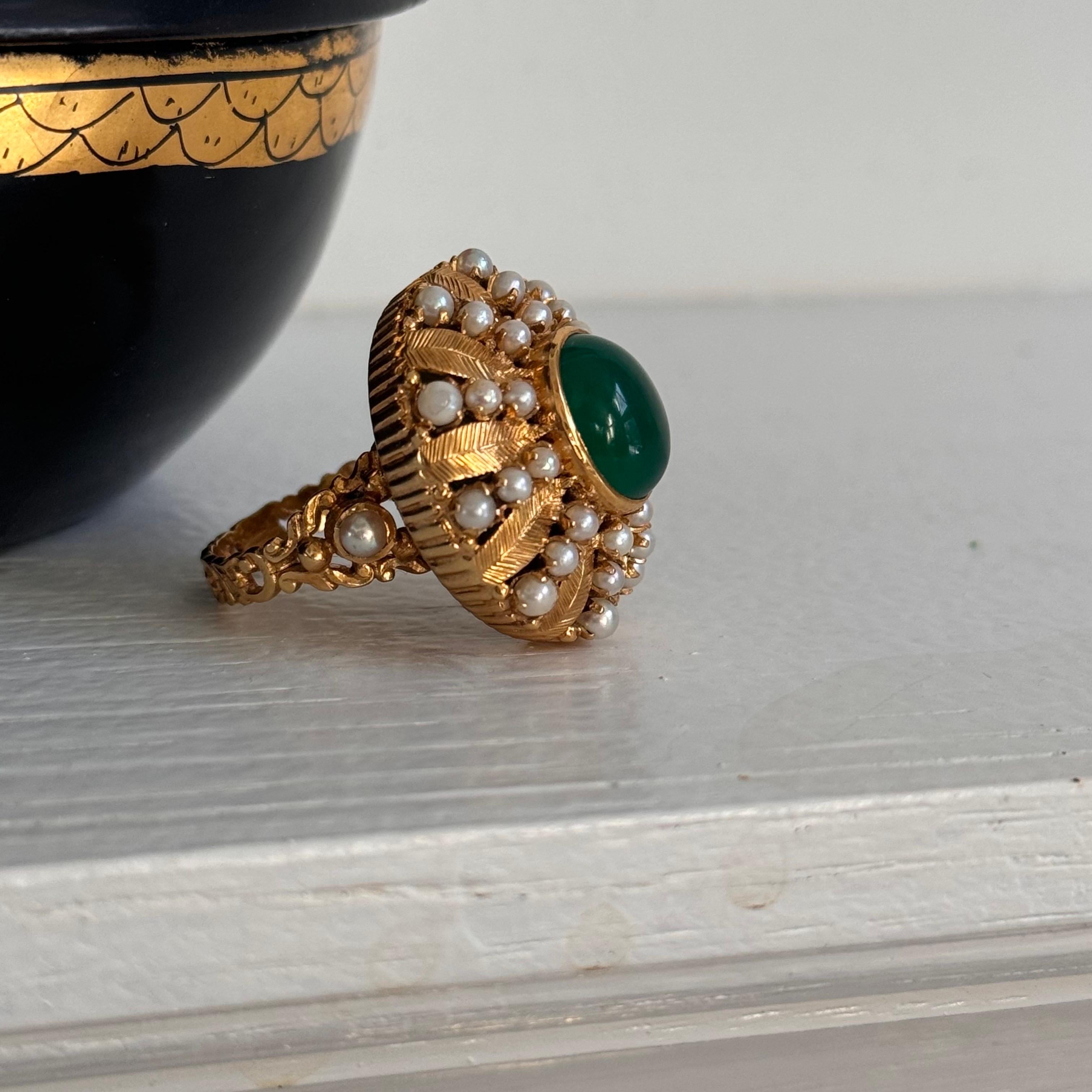 Victorien Bague en or jaune 18kt à motif de chrysoprase, de perles et de feuilles en vente