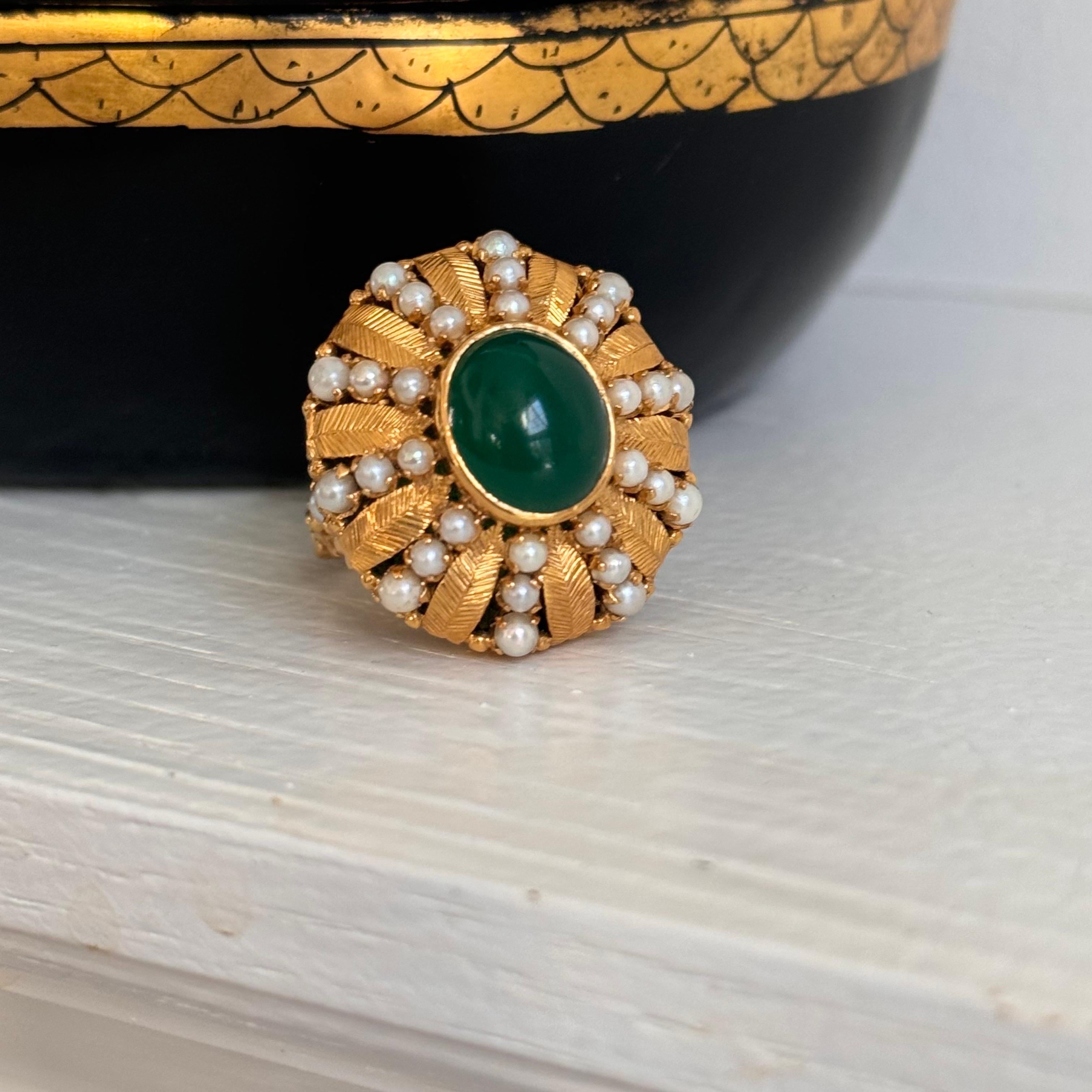 Taille coussin antique Bague en or jaune 18kt à motif de chrysoprase, de perles et de feuilles en vente