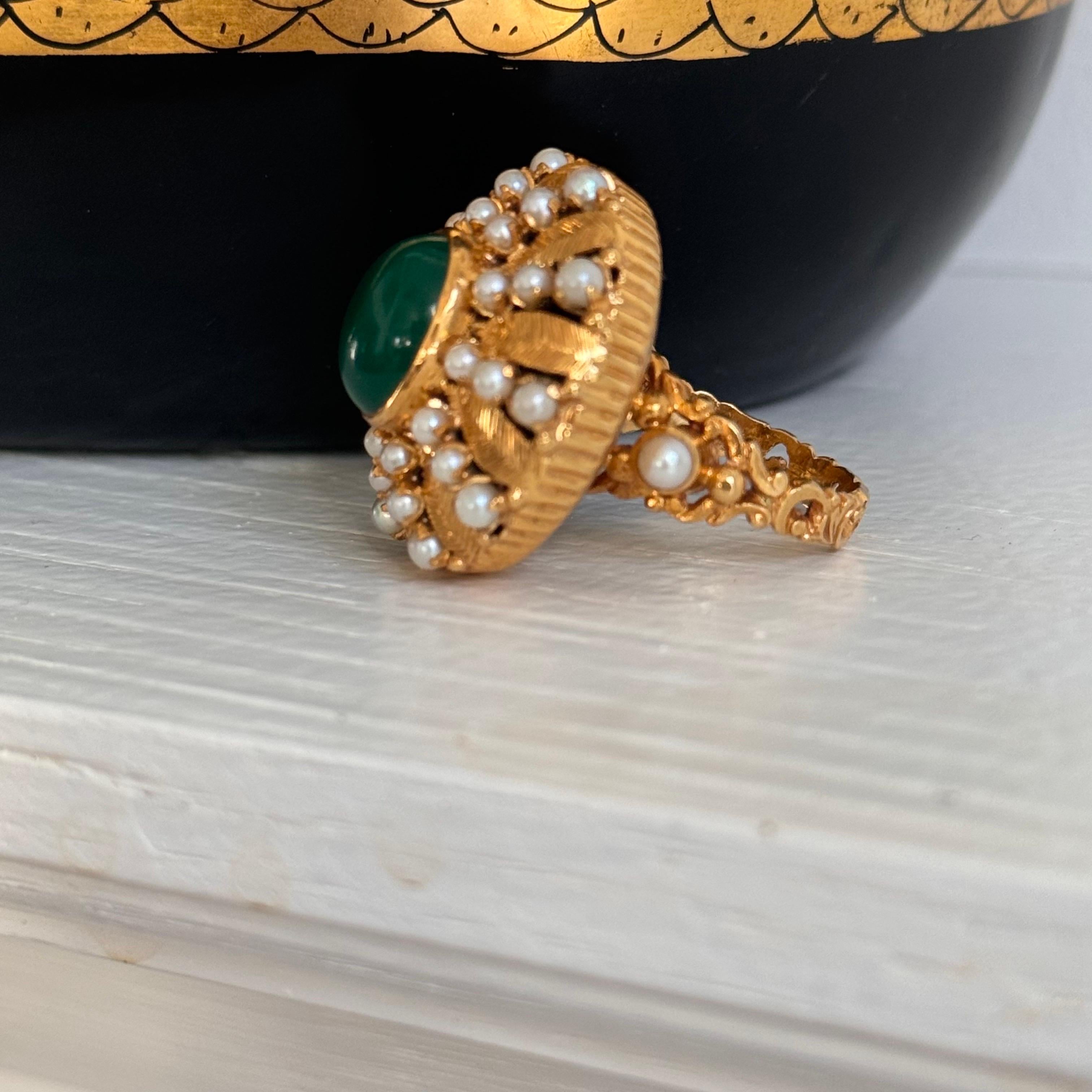 Bague en or jaune 18kt à motif de chrysoprase, de perles et de feuilles Bon état - En vente à Monroe Township, NJ