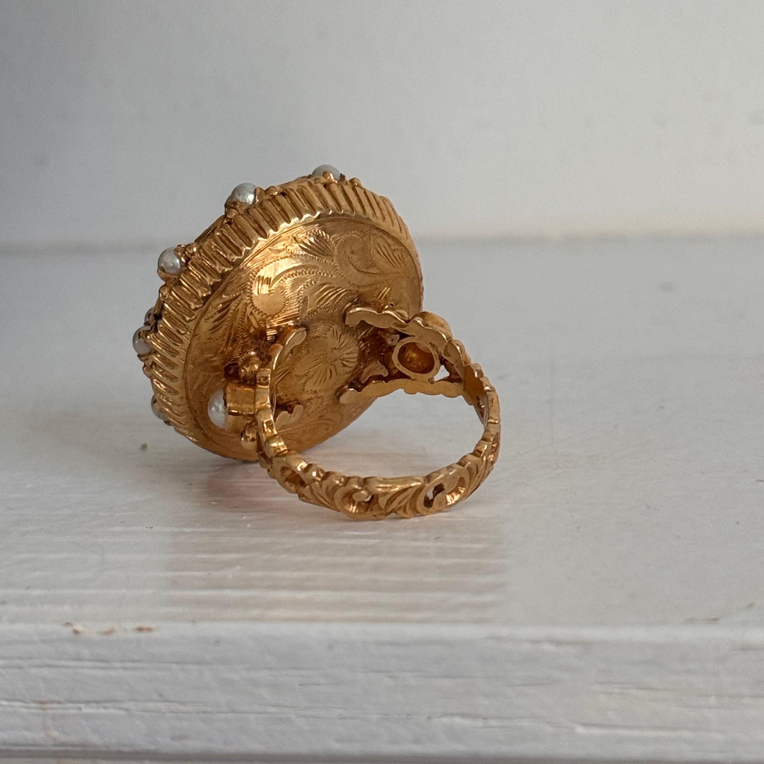 Bague en or jaune 18kt à motif de chrysoprase, de perles et de feuilles en vente 2