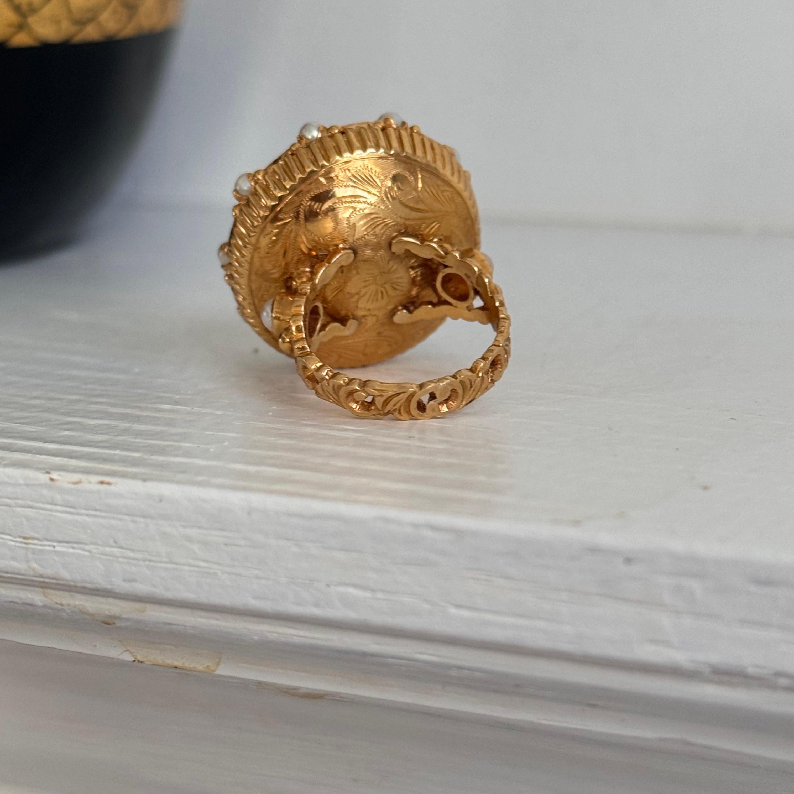 Bague en or jaune 18kt à motif de chrysoprase, de perles et de feuilles en vente 3