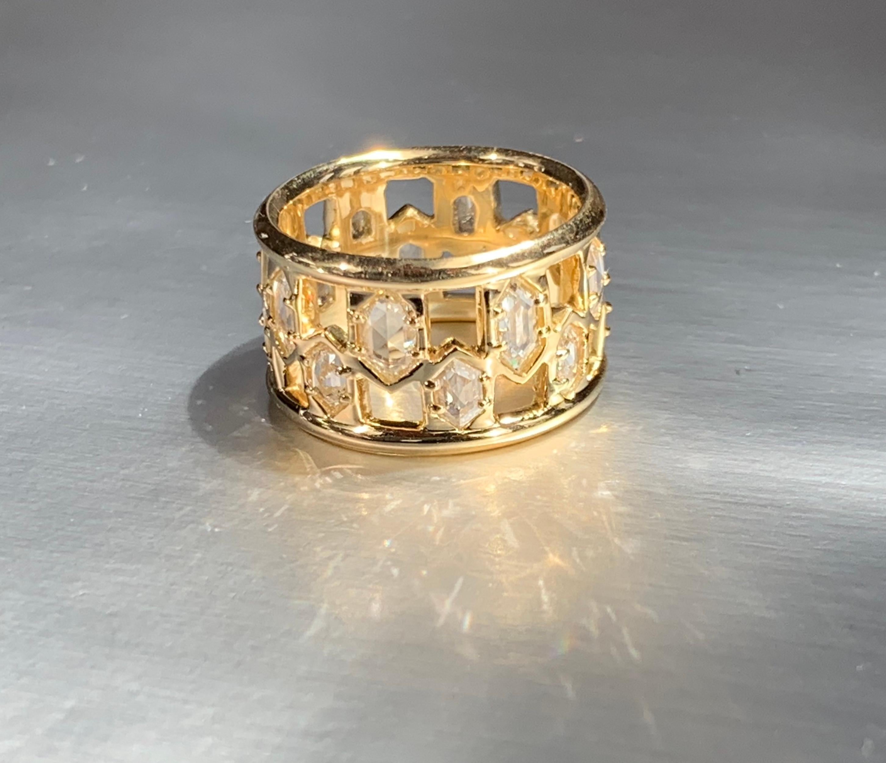 Breiter 18 Karat Gelbgold Bandring mit weißen, sechseckigen, feinen Diamanten im Rosenschliff Damen im Angebot