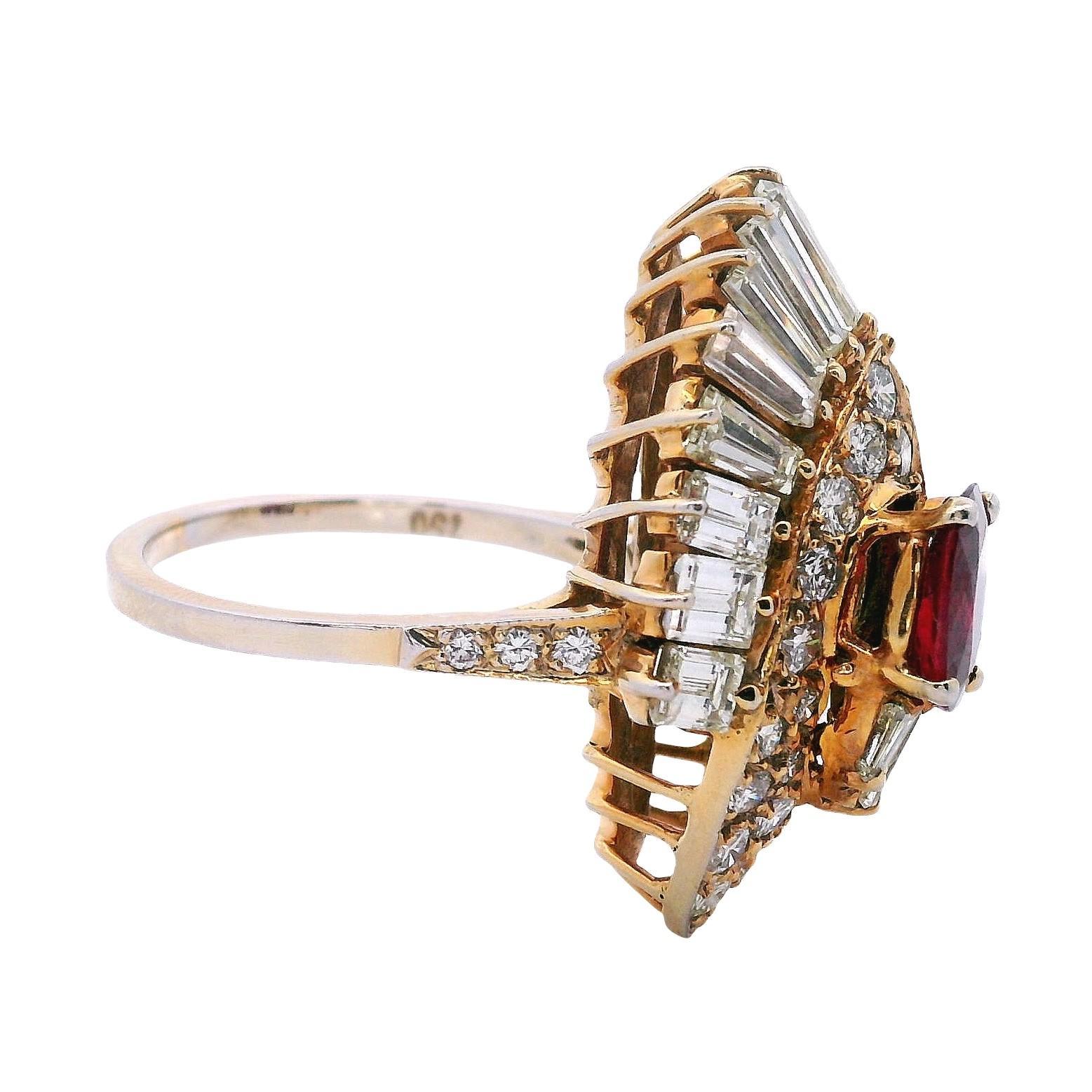 Taille ovale Bague cocktail en or jaune 18kt avec 5.70 CTW en rubis et diamants en vente