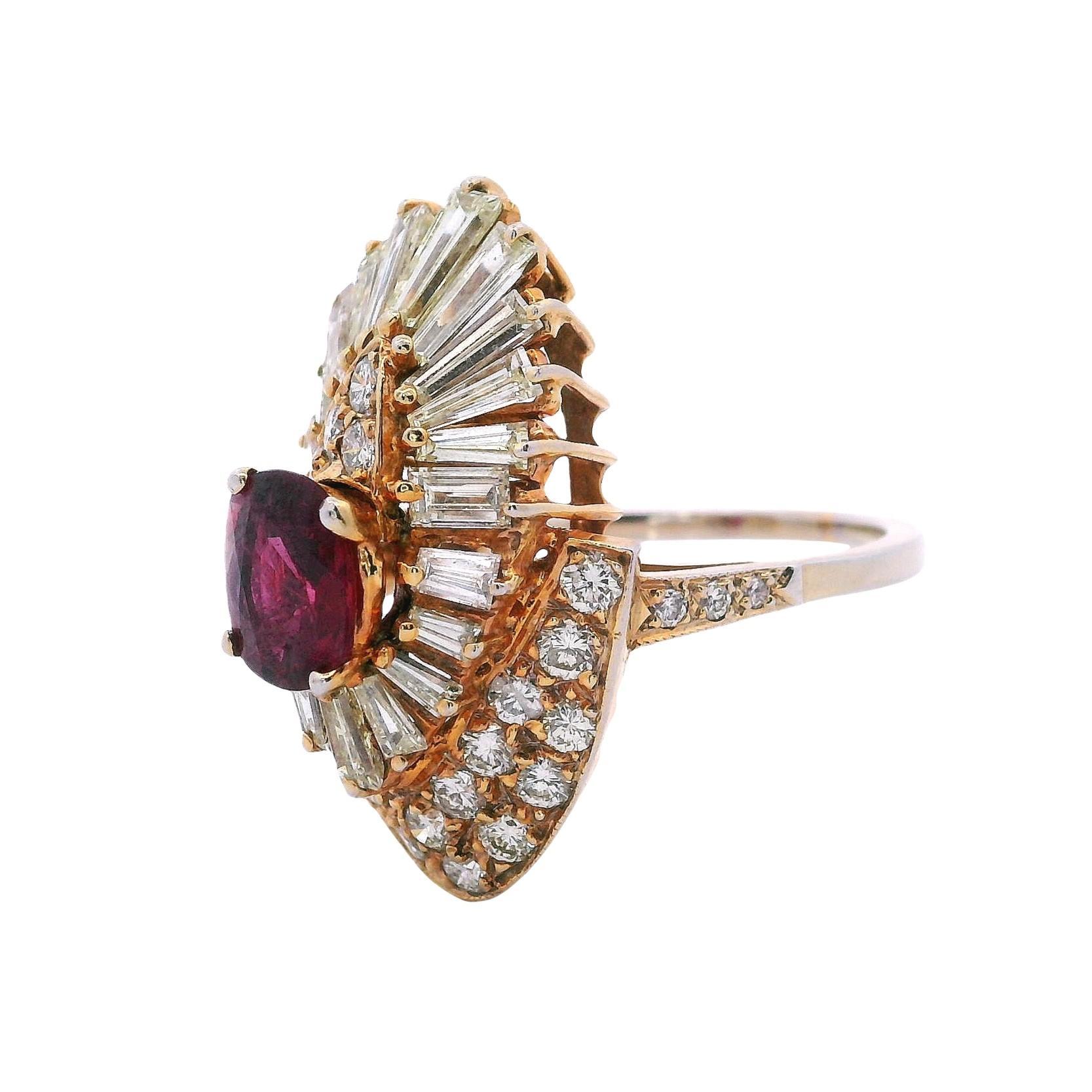 Bague cocktail en or jaune 18kt avec 5.70 CTW en rubis et diamants Bon état - En vente à Aventura, FL