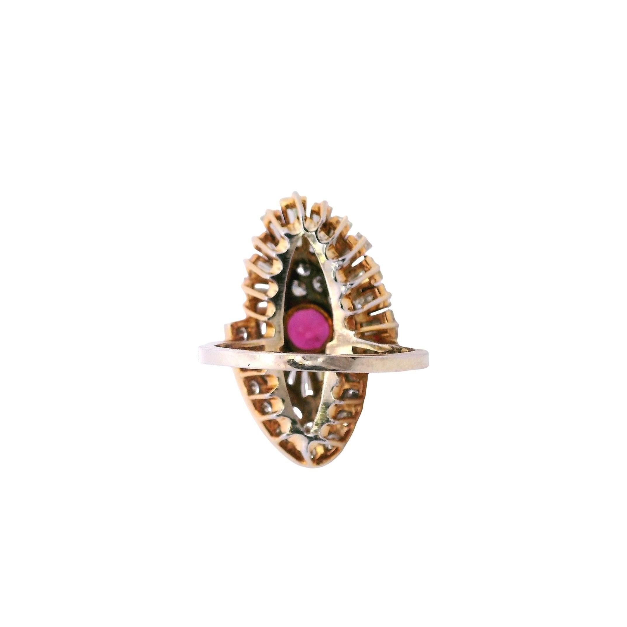 Bague cocktail en or jaune 18kt avec 5.70 CTW en rubis et diamants Unisexe en vente