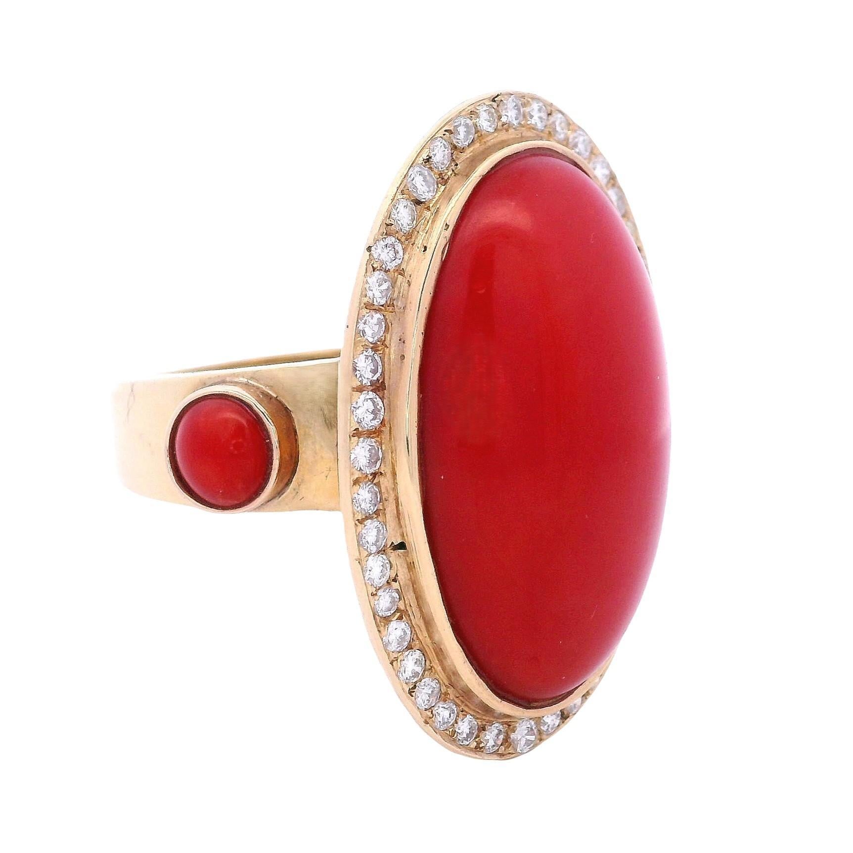 Cabochon Anello Coctkail in oro giallo 18kt con corallo rosso e diamanti in vendita