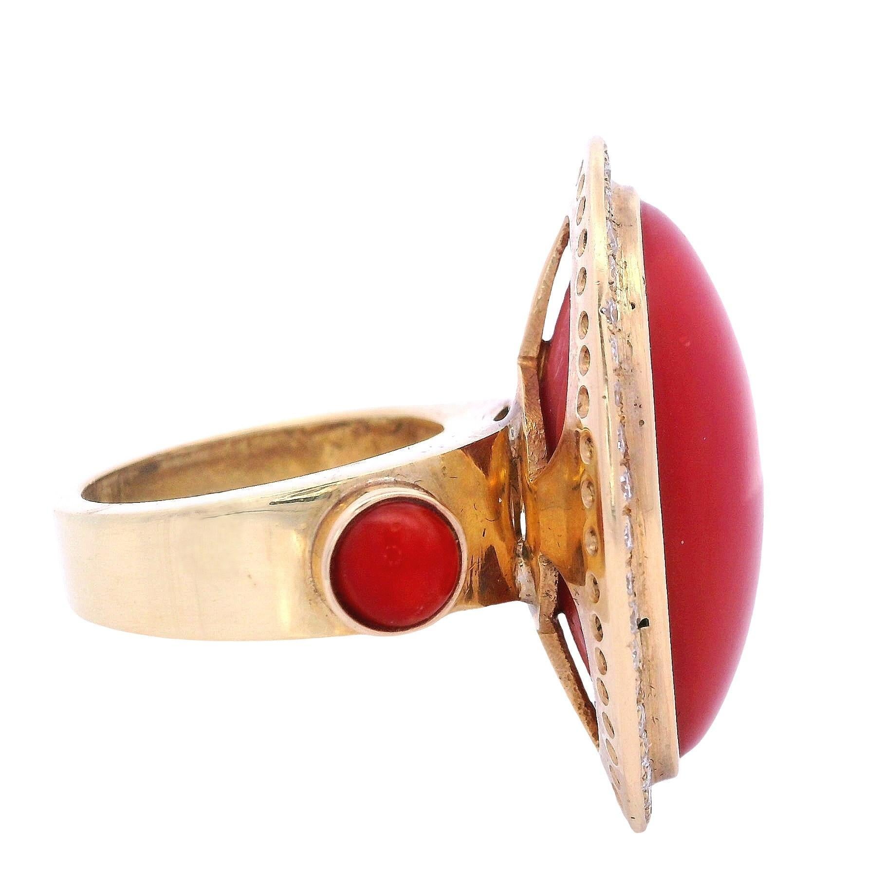 Anello Coctkail in oro giallo 18kt con corallo rosso e diamanti In condizioni buone in vendita a Aventura, FL