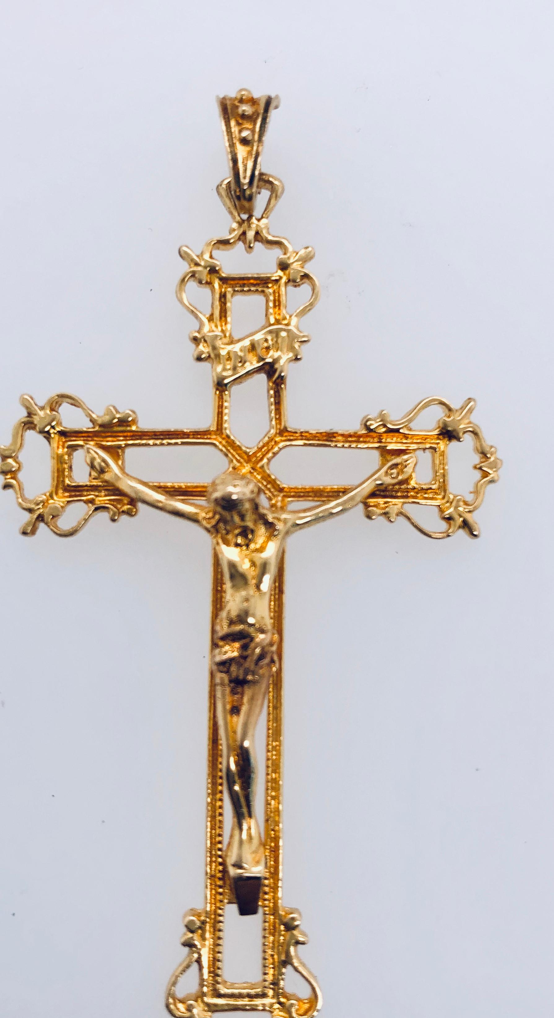 Pendentif religieux croix en or jaune 18 carats Bon état - En vente à Manhasset, NY