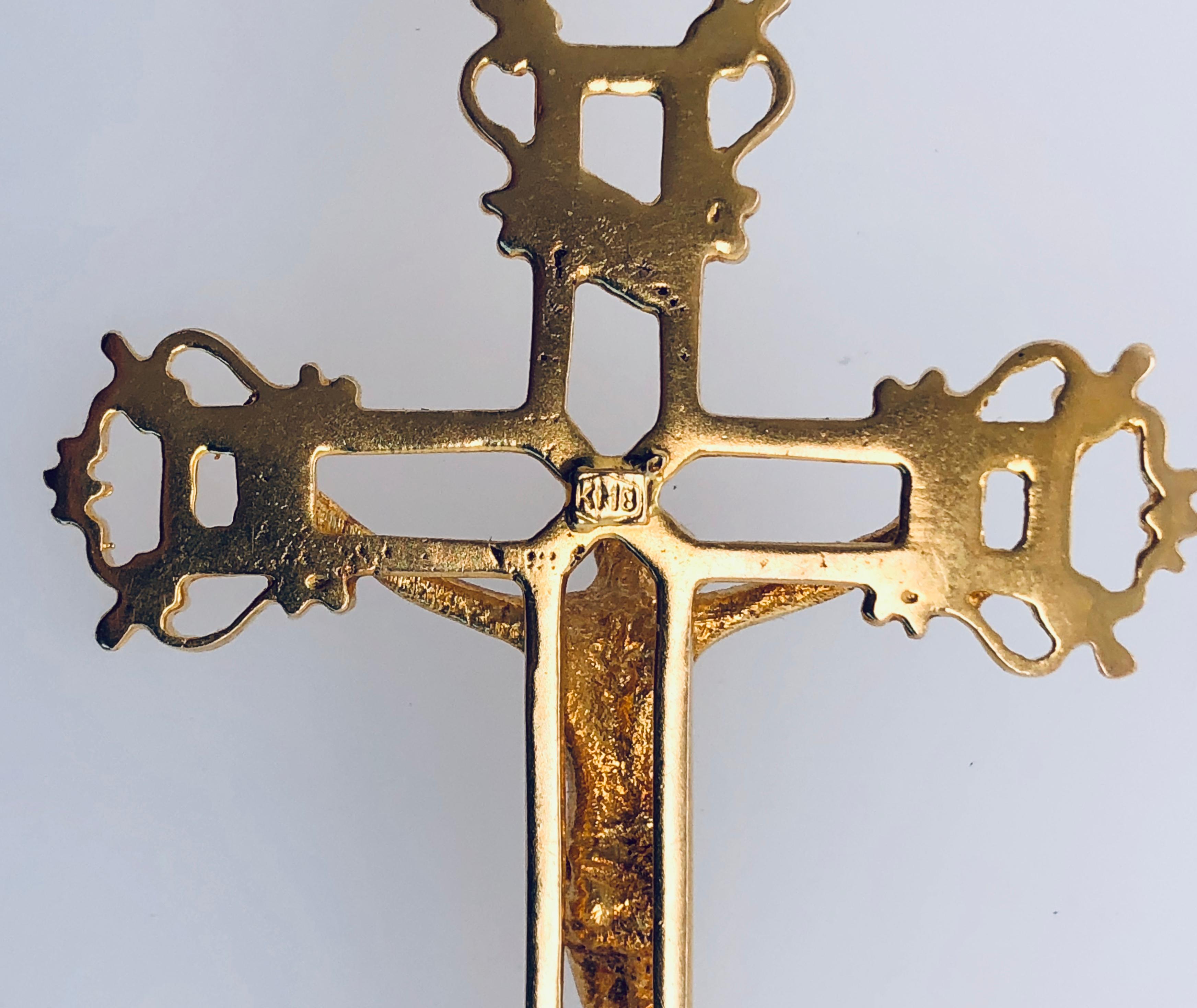 Pendentif religieux croix en or jaune 18 carats Unisexe en vente