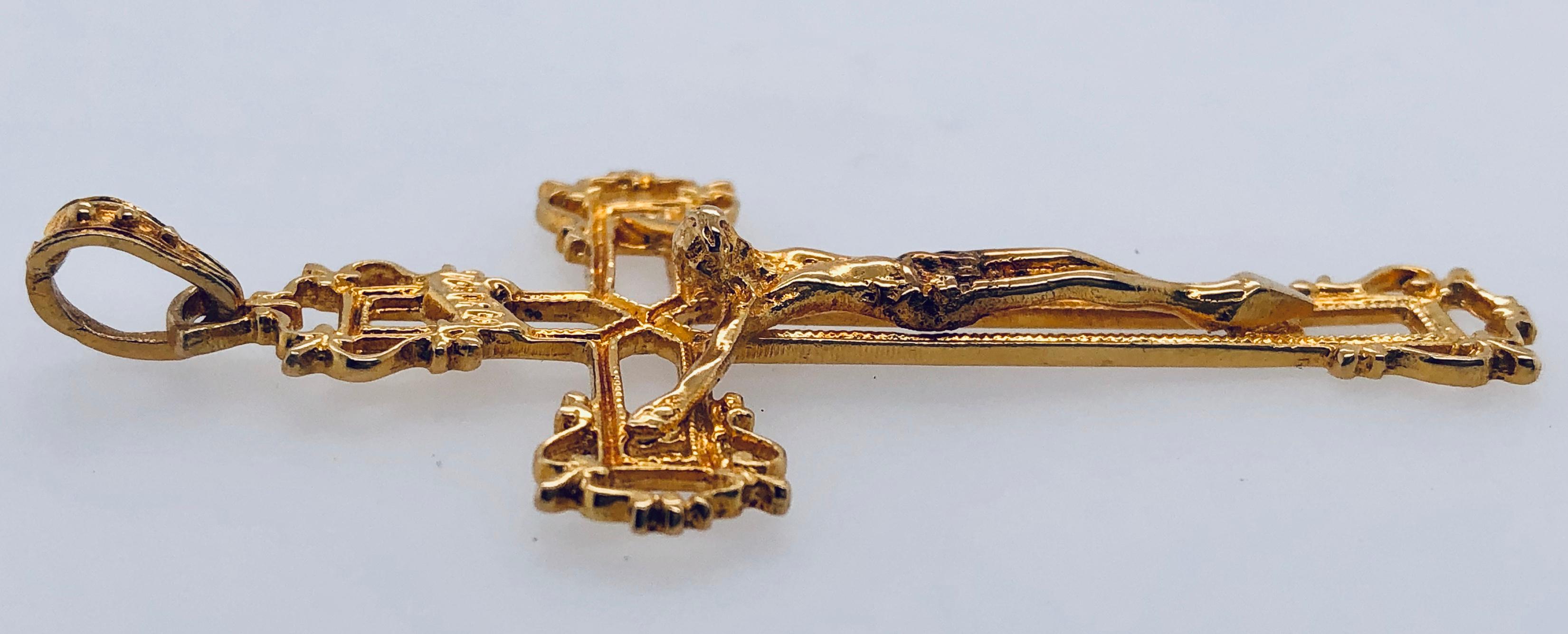 Pendentif religieux croix en or jaune 18 carats en vente 2