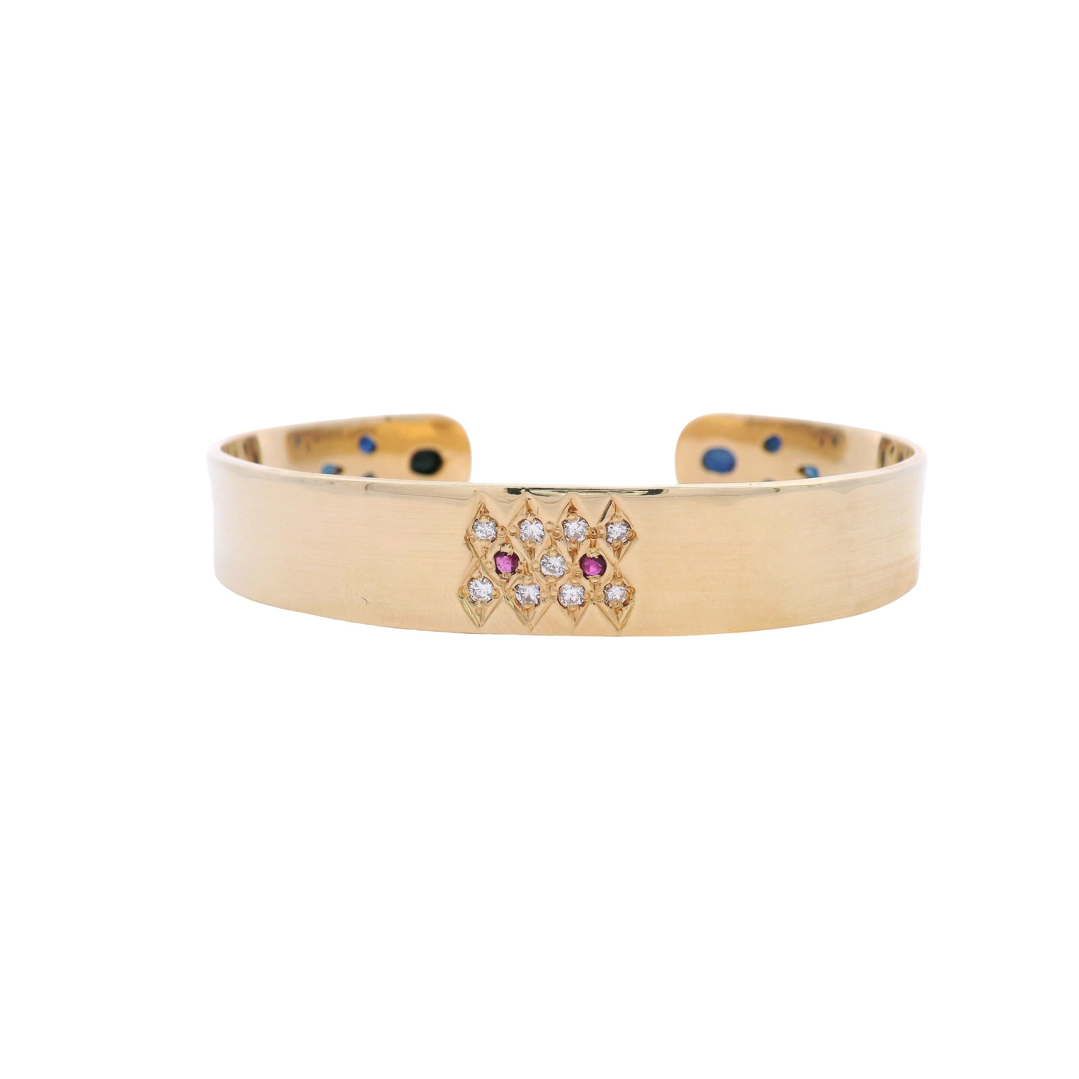 Bracciale in oro giallo 18kt con diamanti, zaffiri blu e rubini In condizioni buone in vendita a Aventura, FL