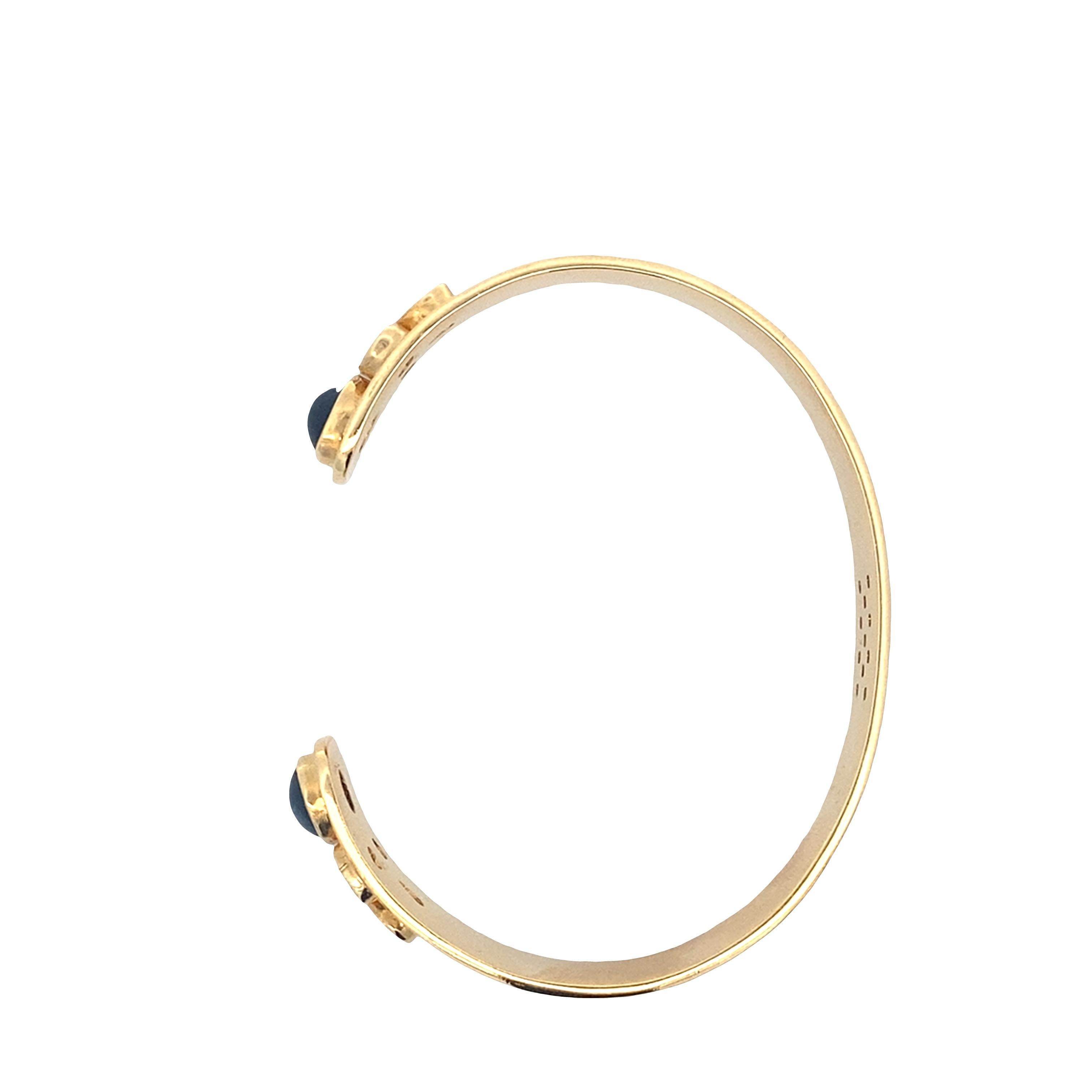 Bracciale in oro giallo 18kt con diamanti, zaffiri blu e rubini in vendita 3