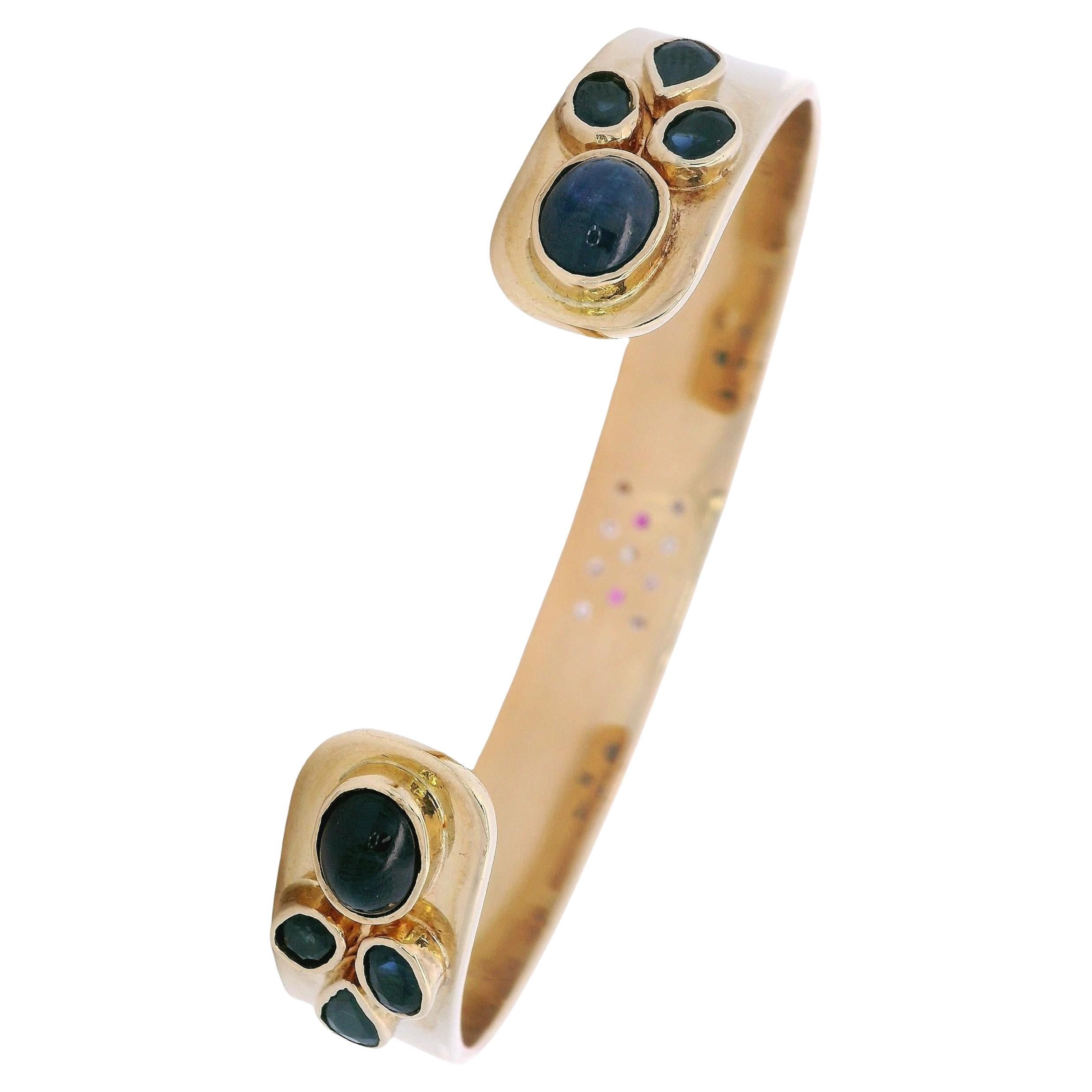 Bracciale in oro giallo 18kt con diamanti, zaffiri blu e rubini in vendita