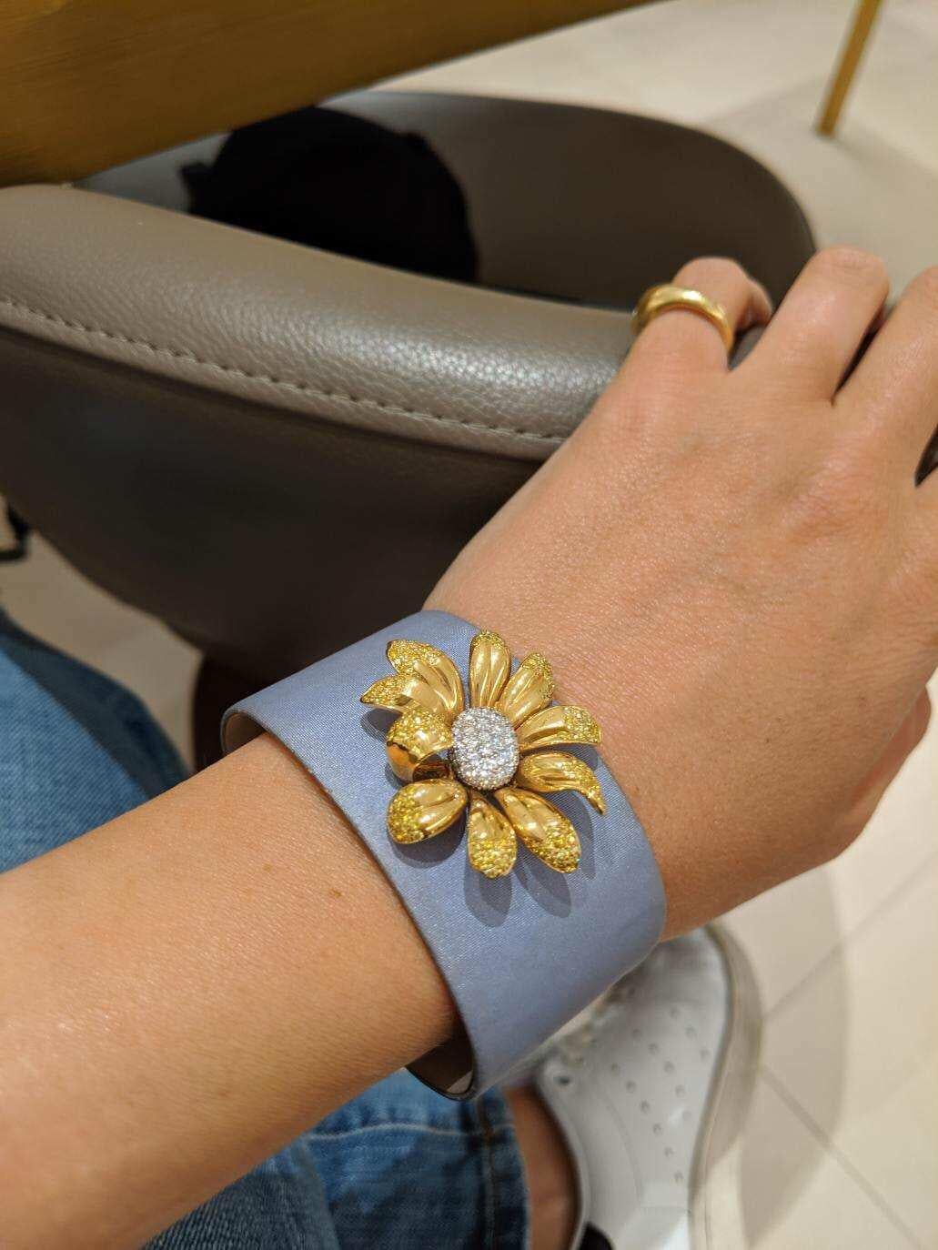 18Kt Gold Daisy Cuff Bracelet with 1.63 Carat Yellow & 1.17 Carat White Diamonds In Excellent Condition For Sale In New York, NY