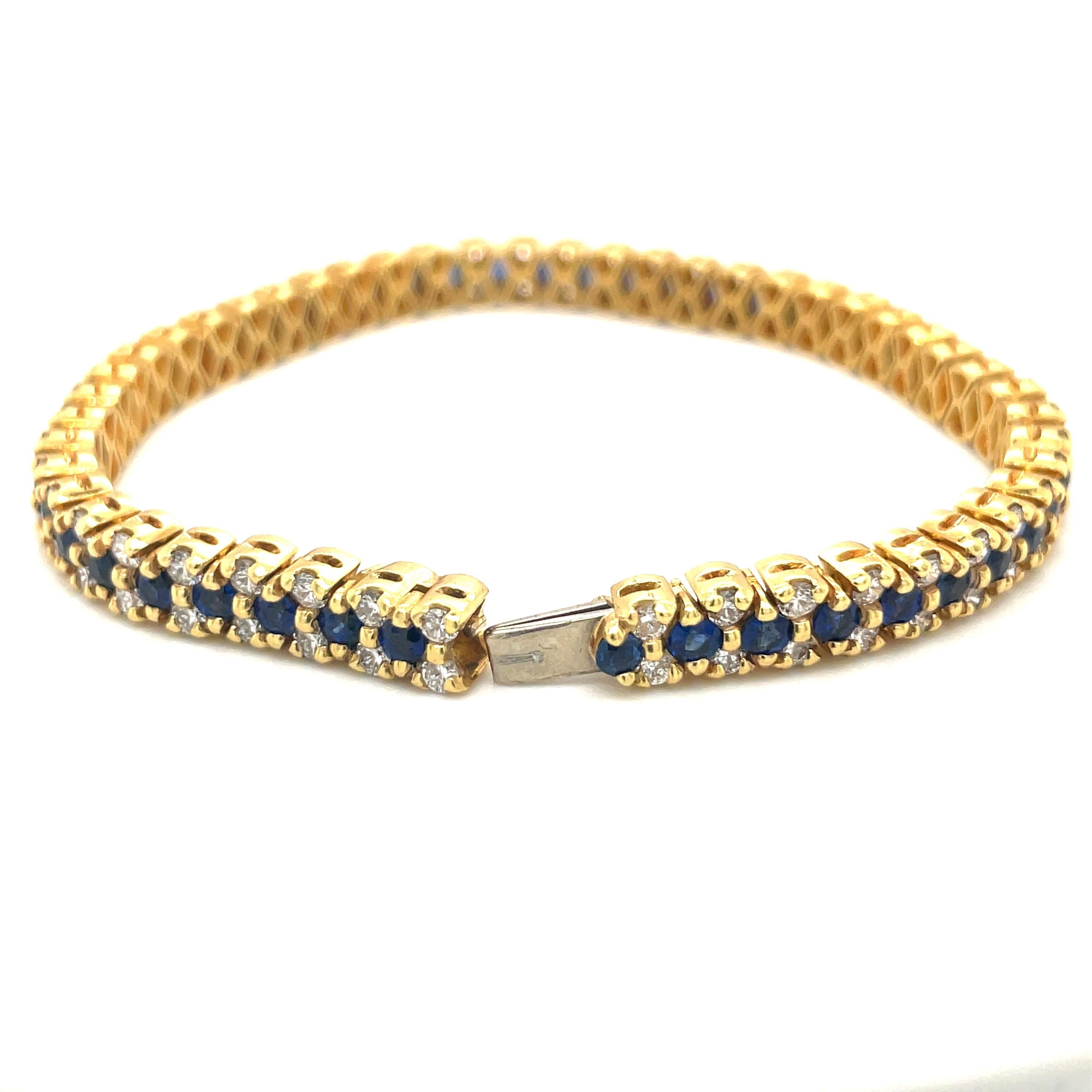 Contemporain Or jaune 18 carats, diamants 3,25 carats et saphirs bleus 5,26 carats Bracelet de tennis en vente