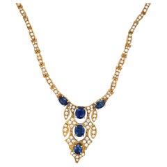 Or jaune 18 carats, diamants 4,24 carats et saphir bleu 5,54 carats. Collier classique