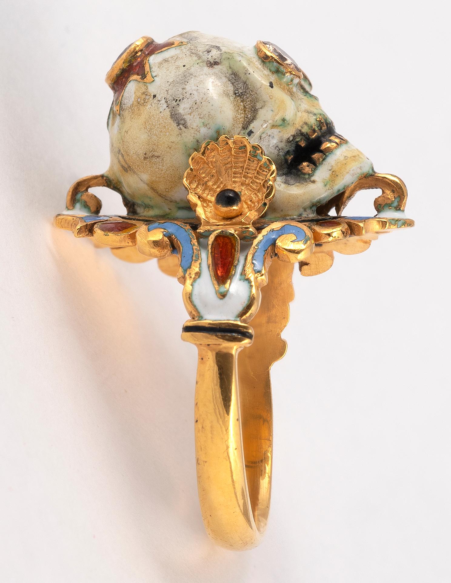 Depicting the skull with diamond eyes and shell on the side.
Size 7 1/2
Signed A. Codoganto
Weight: 11,27gr.