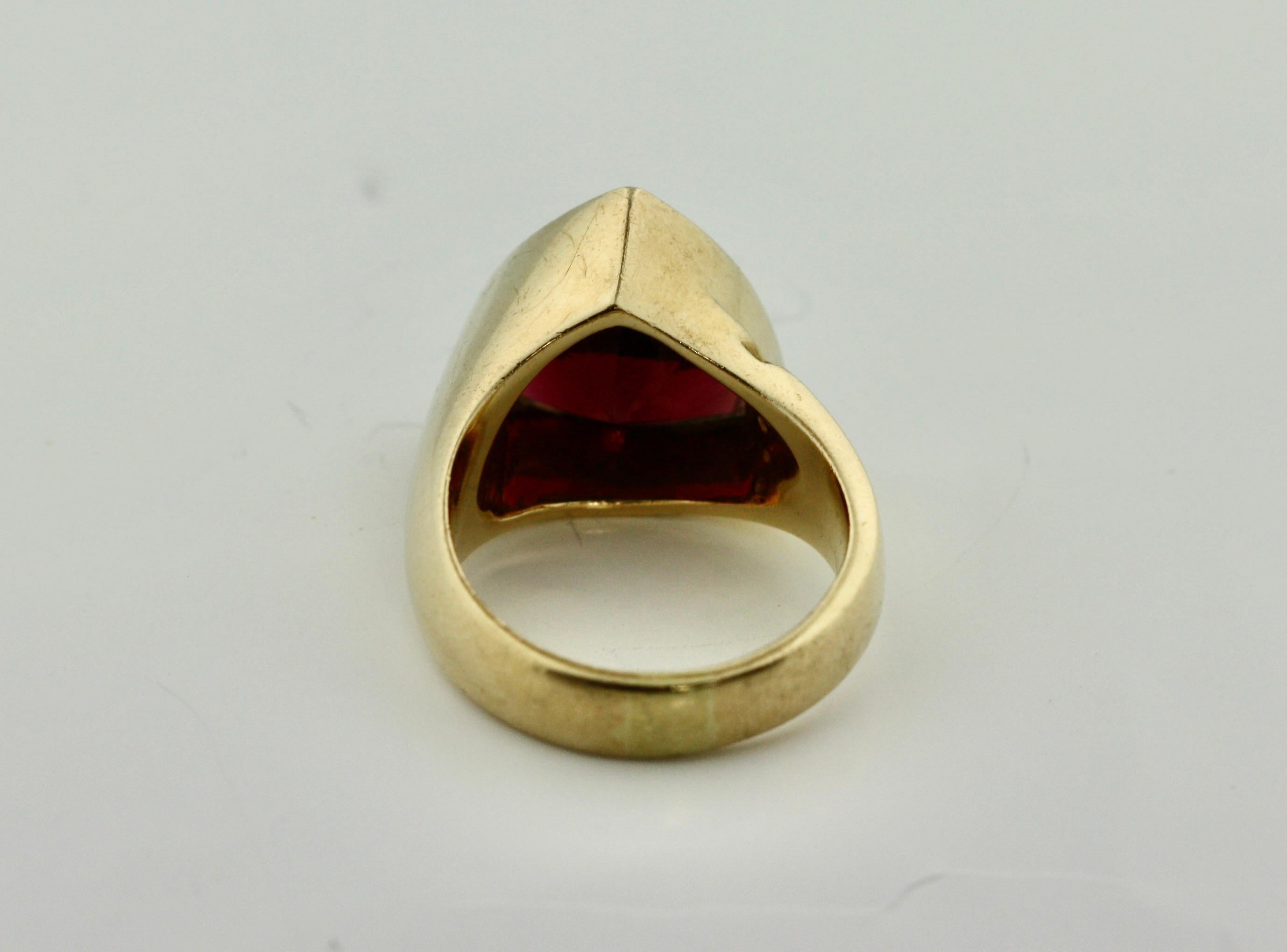 18 Karat Yellow Gold, Diamond and Garnet Ring In Good Condition In Palm Beach, FL
