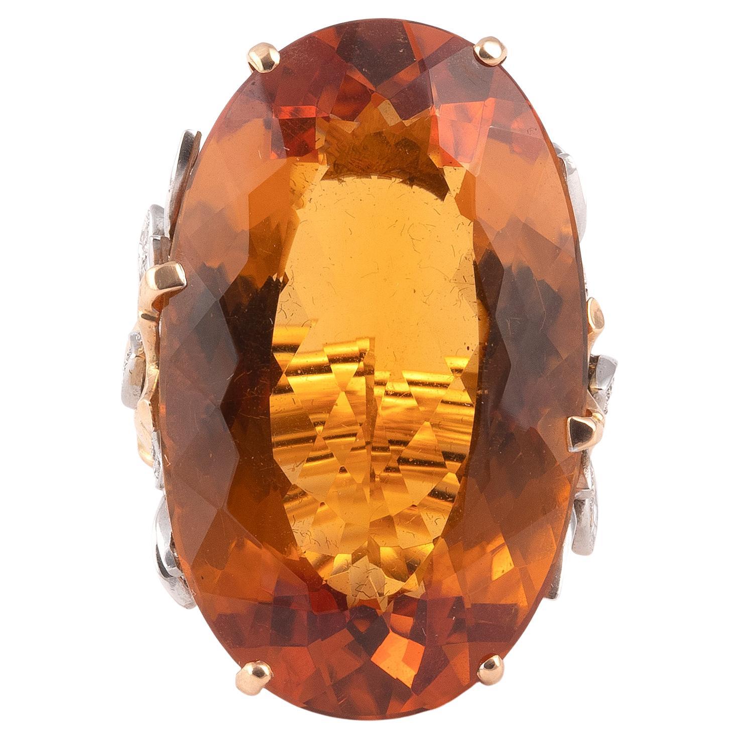 in der Mitte ein ovaler Orangentopas: 34mm x 21mm x 8mm; montiert in 18k Weiß- und Gelbgold; geschätztes Gesamtgewicht der Diamanten: 1,95cts; Größe: 8 1/4