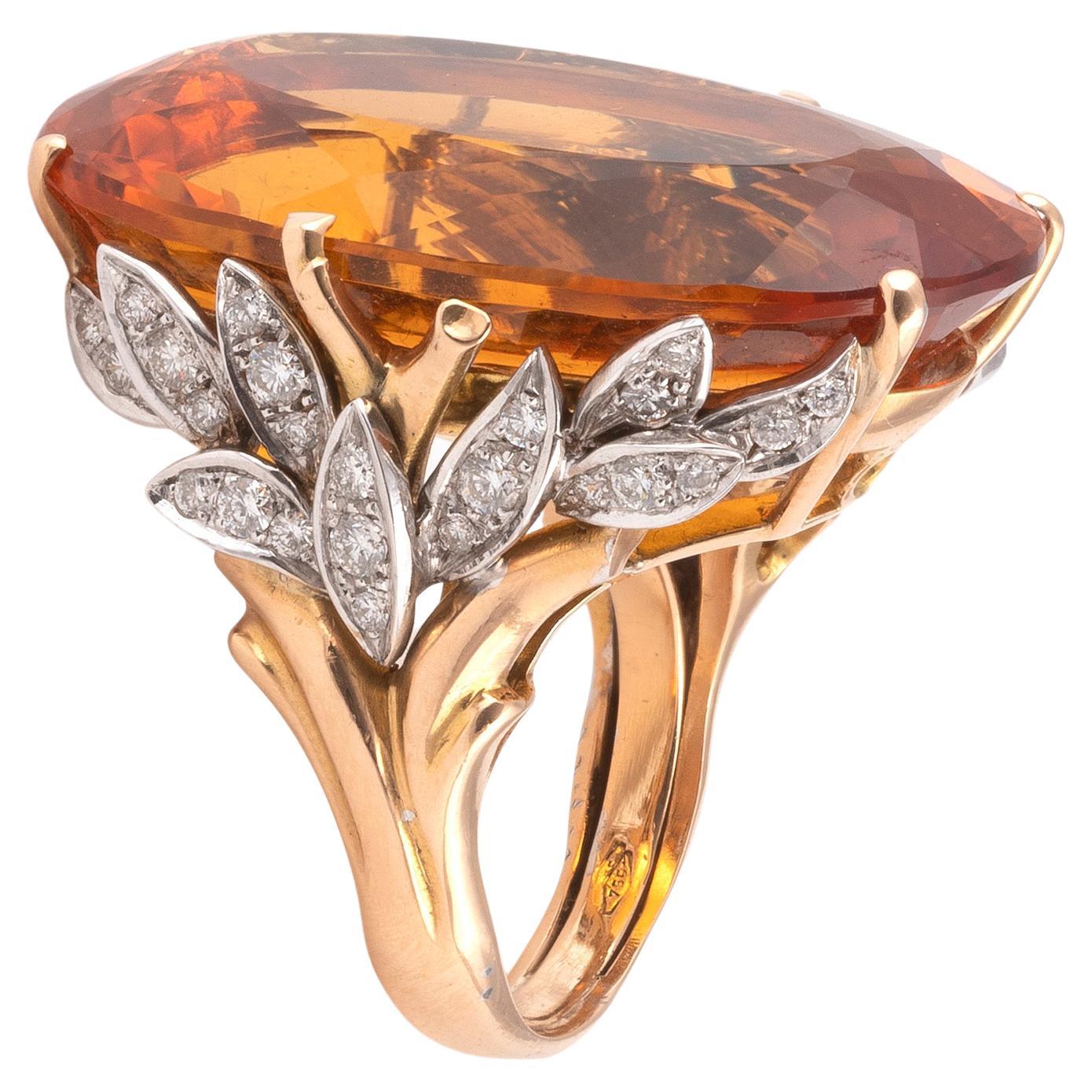 Ring aus 18 Karat Gelbgold mit Diamanten und großem Topas (Brillantschliff)