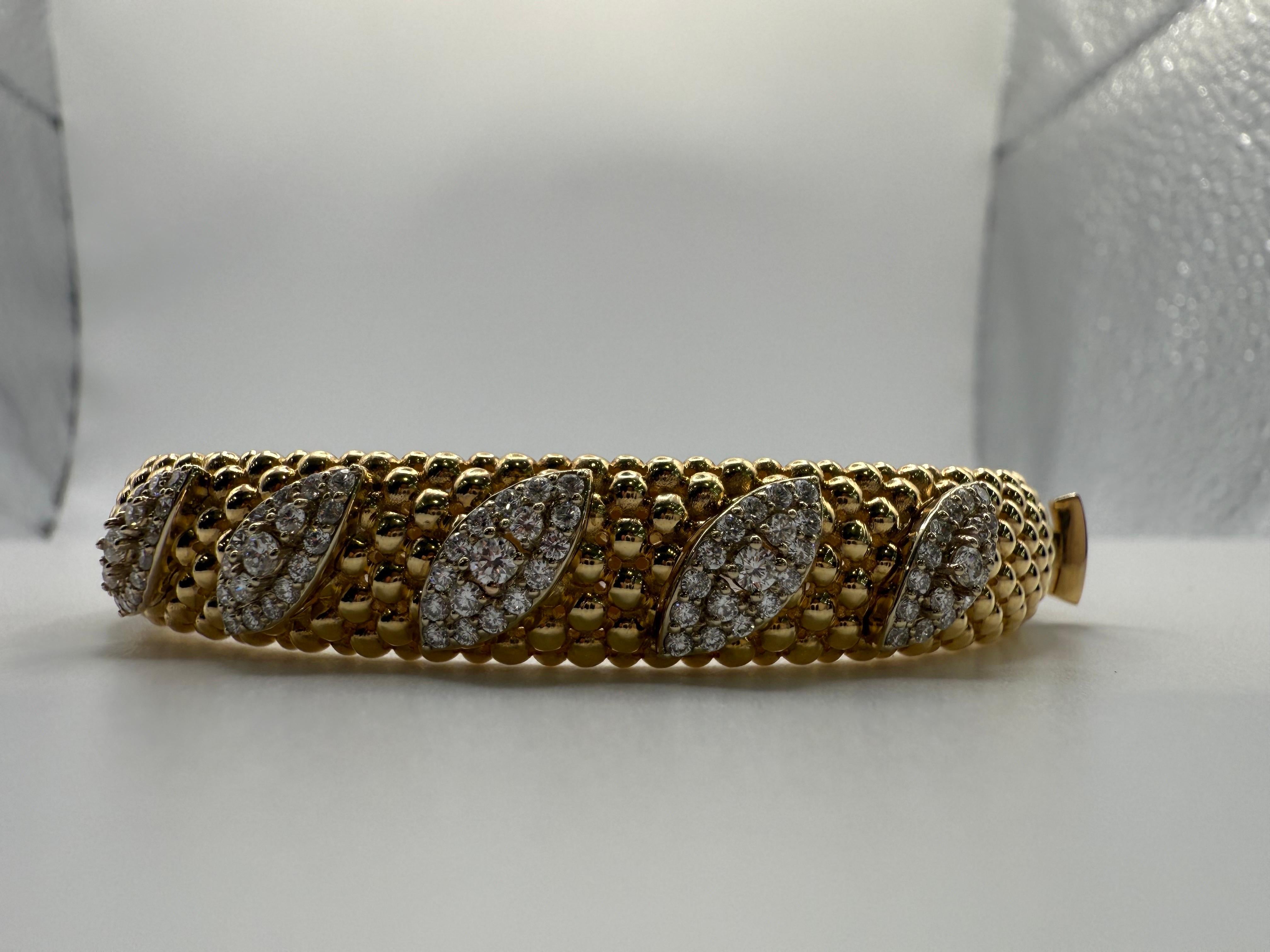 Splendido bracciale bangle ricco di dettagli realizzato in oro giallo 18KT dal peso di 18 grammi con diamanti naturali VS e design intricato. I diamanti hanno un totale di 0,92 carati.

**Tutti gli oggetti lasciano la nostra sede con un certificato