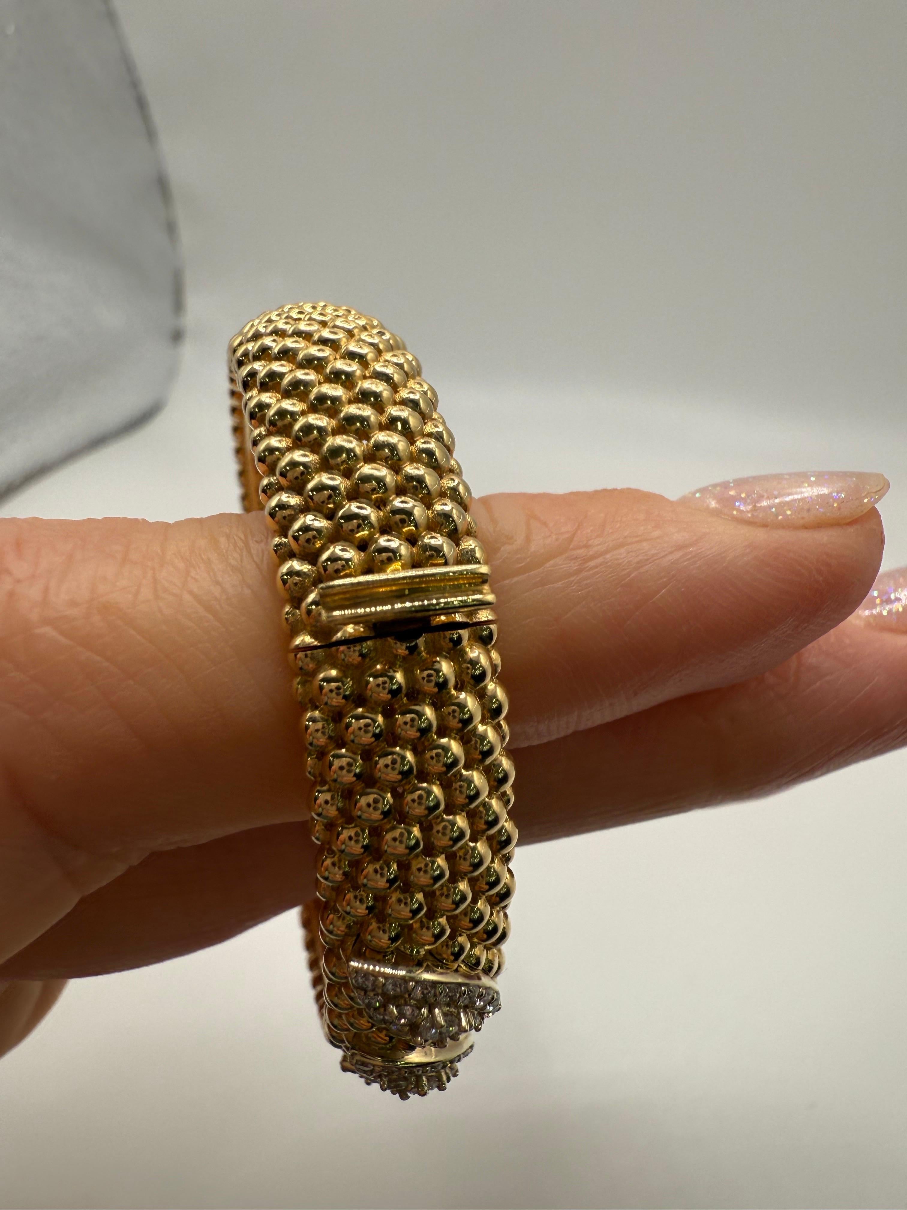 Taglio brillante Bracciale bangle con diamanti in oro giallo 18KT 18 grammi VS diamanti in vendita