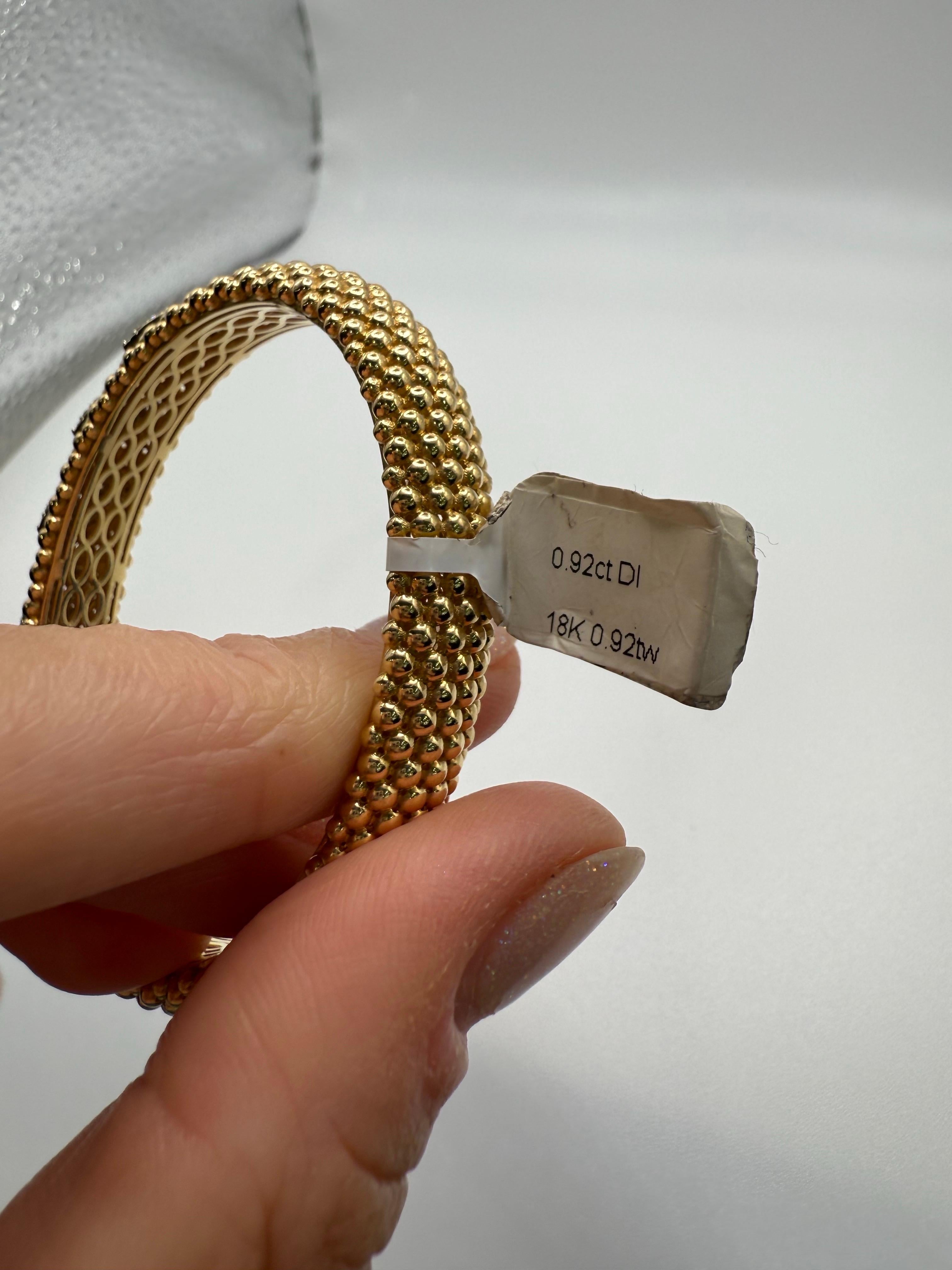 Bracciale bangle con diamanti in oro giallo 18KT 18 grammi VS diamanti In condizioni Nuovo in vendita a Boca Raton, FL