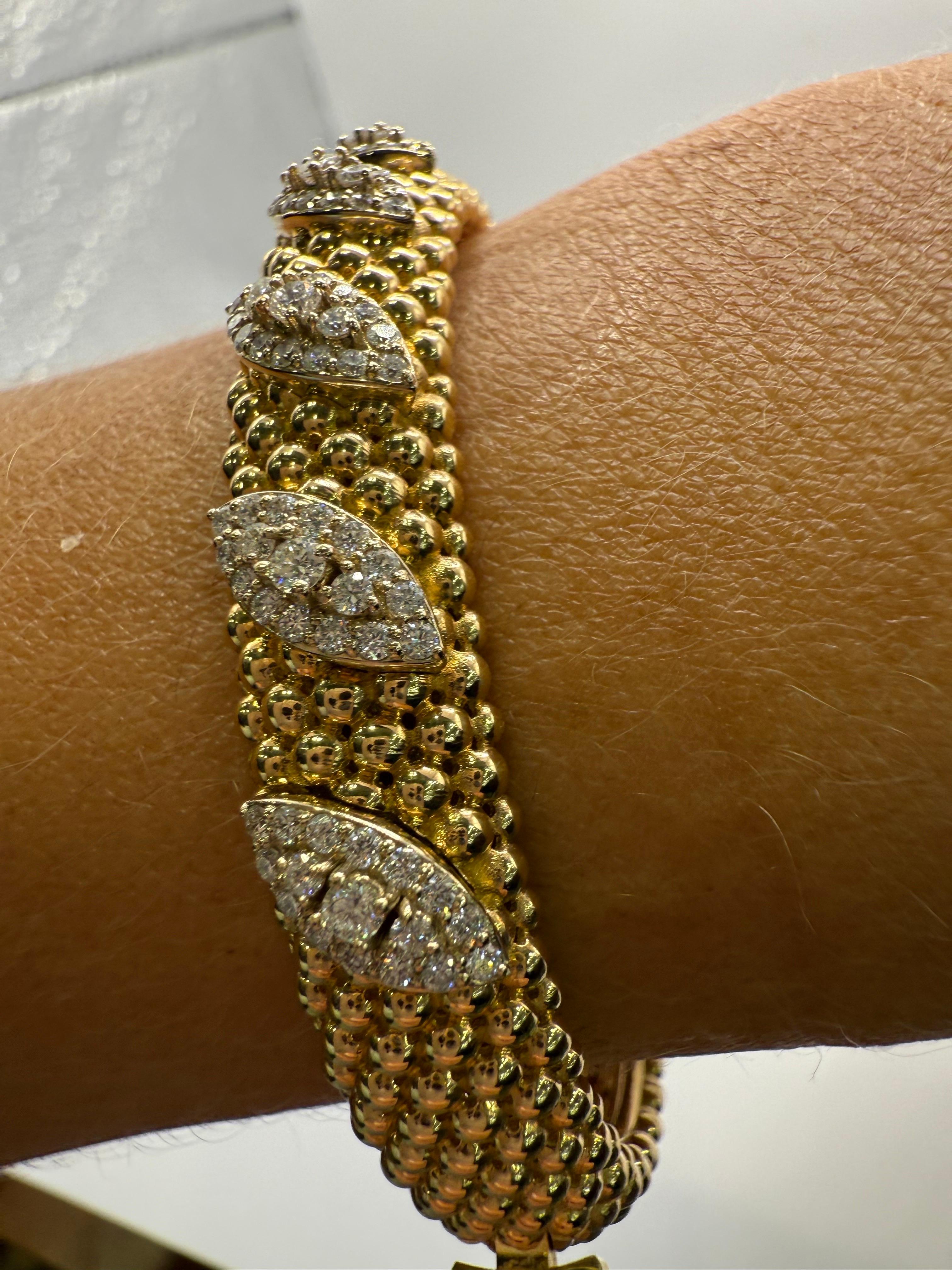 Bracciale bangle con diamanti in oro giallo 18KT 18 grammi VS diamanti in vendita 1