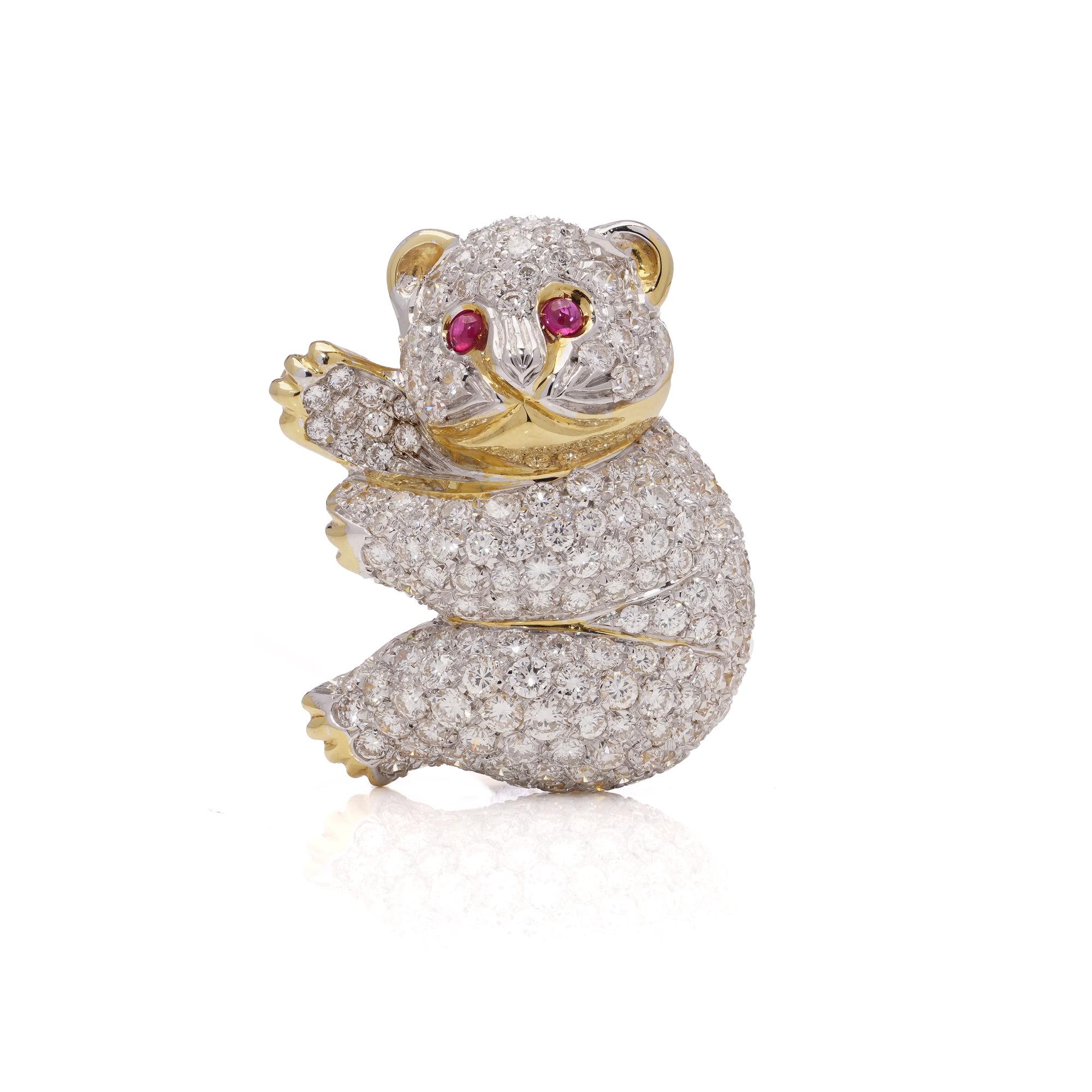 Brilliant Cut 18kt yellow gold diamond bear brooch For Sale