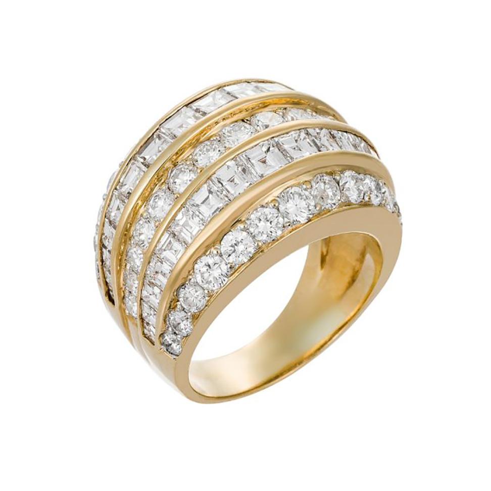 18kt yellow gold diamond fashion ring, features 5.50 carats of round and asscher cut diamonds. 
