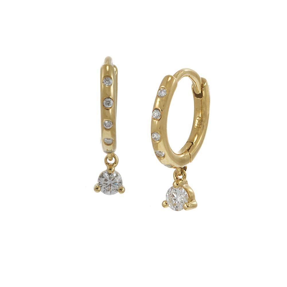 Un refinado equilibrio de elegancia y encanto, estos mini pendientes huggie de oro amarillo de 18 quilates aportan un brillo sutil a cualquier ocasión. Cada aro está meticulosamente engastado con diamantes G-VS de talla redonda, acentuados por un