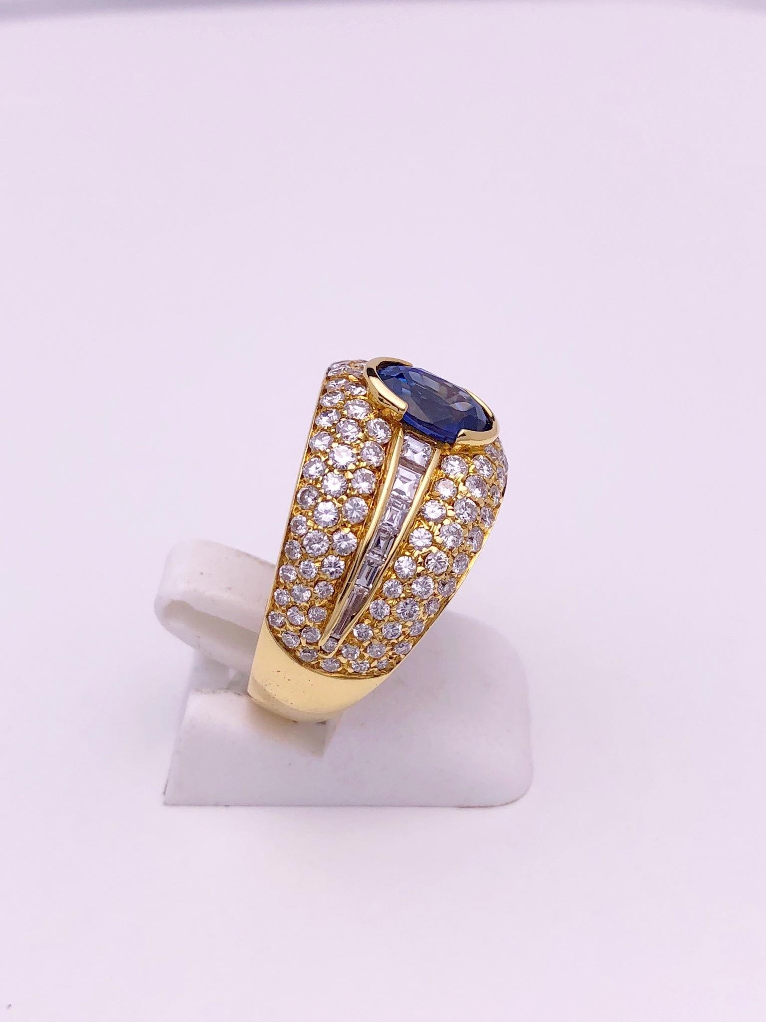 Taille ovale Bague en or jaune 18 carats avec diamants et saphir bleu ovale de 1,47 carat au centre en vente